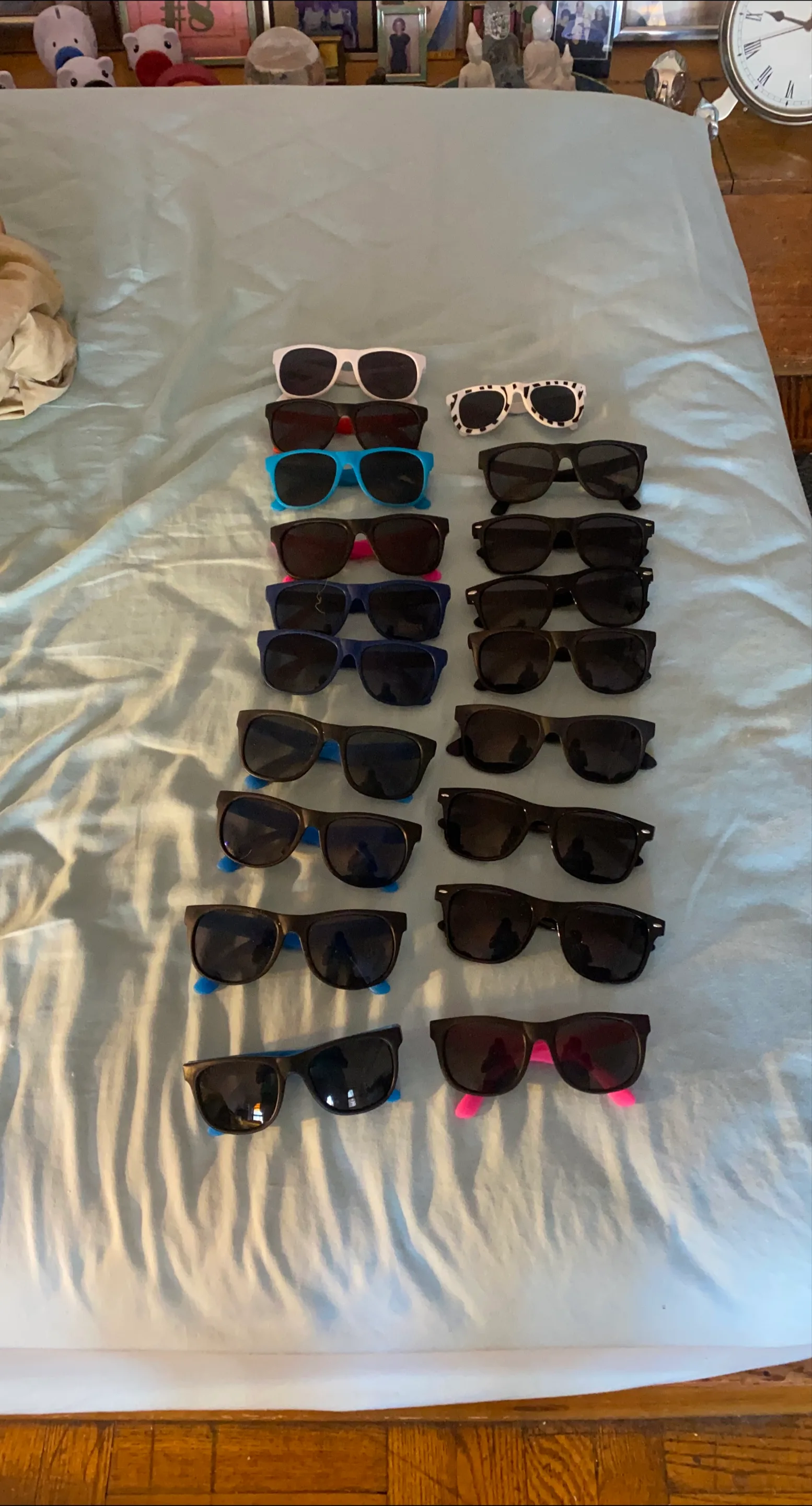 Assorted Sunglasses.  20 pair of fun sunglasses🥕-
