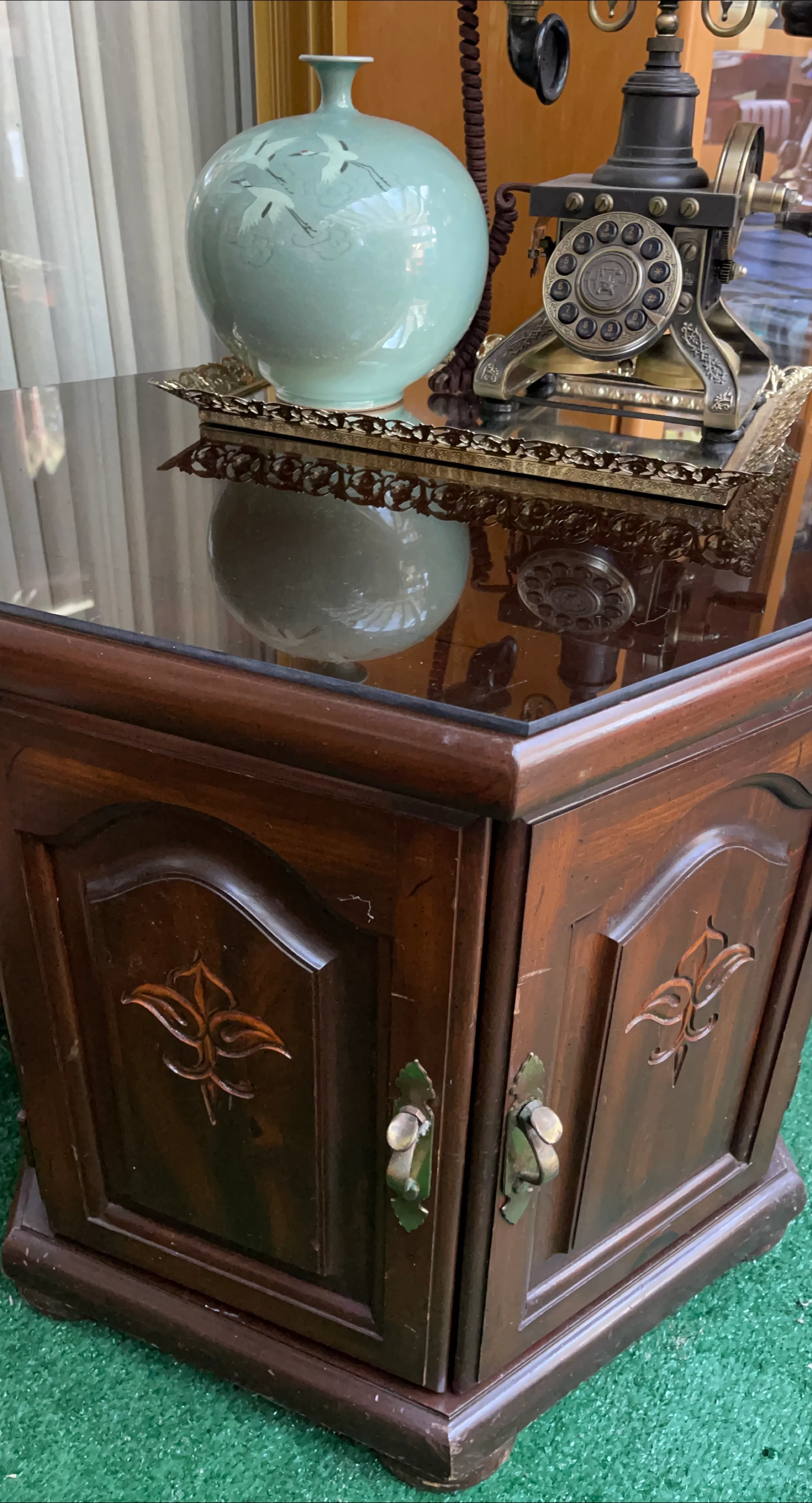 Cabinet/side table with glass top