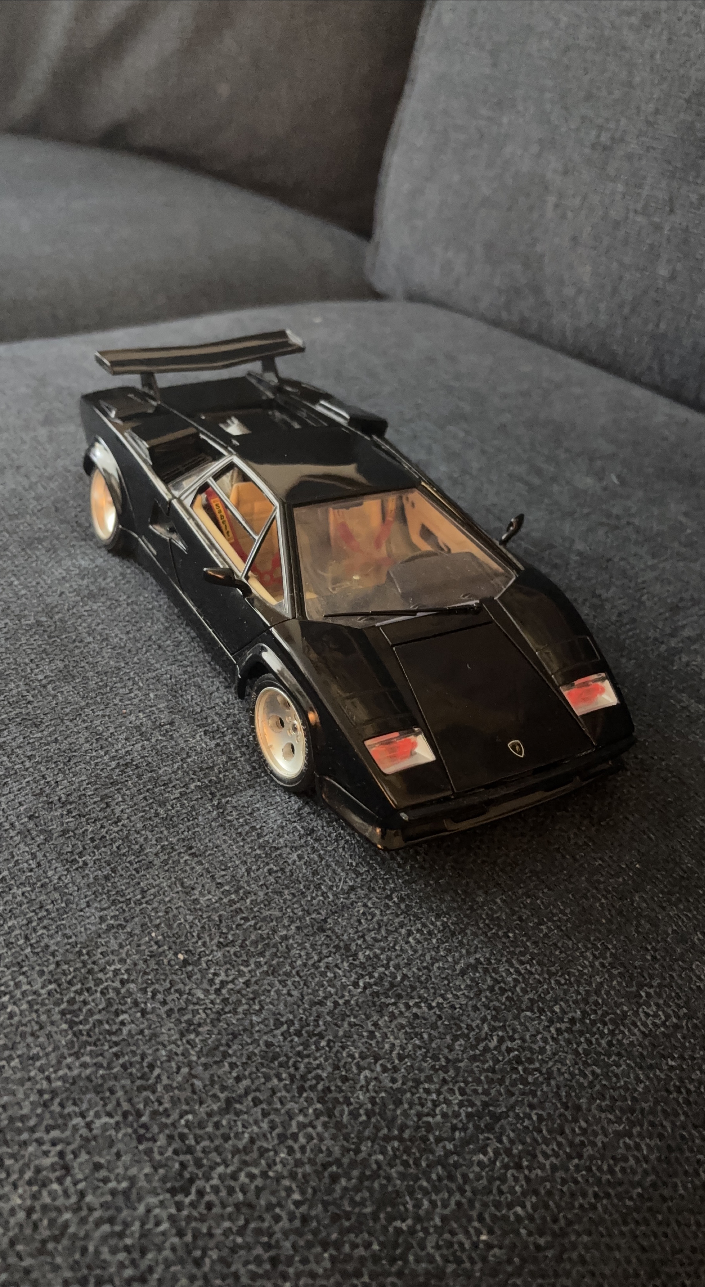 Burago Lamborghini Countach 1/18 Scale thumbnail