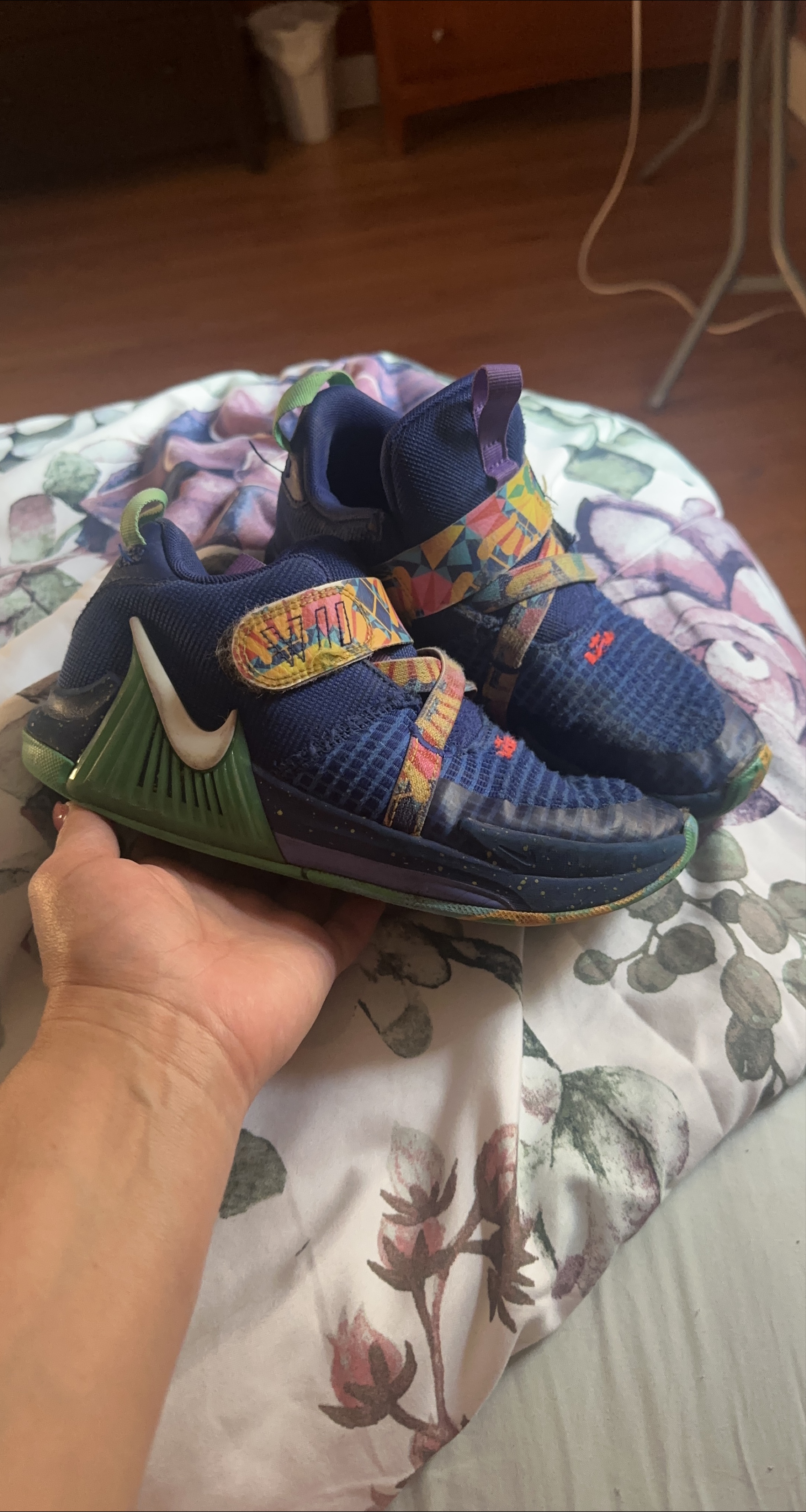 Nike LeBron Witness 5 Basketball Shoes - Size 2Y thumbnail