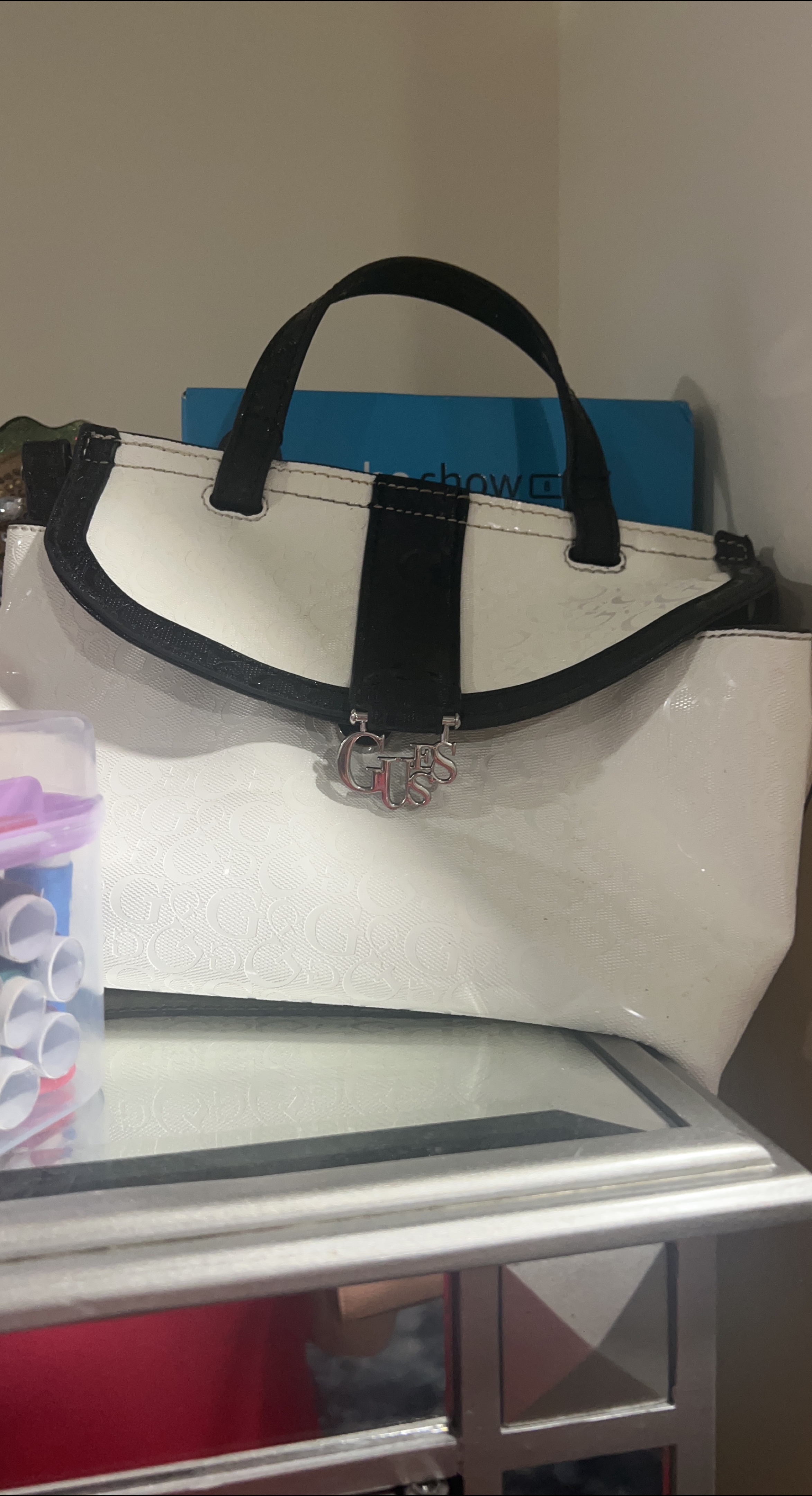 GUESS White and Black Handbag
