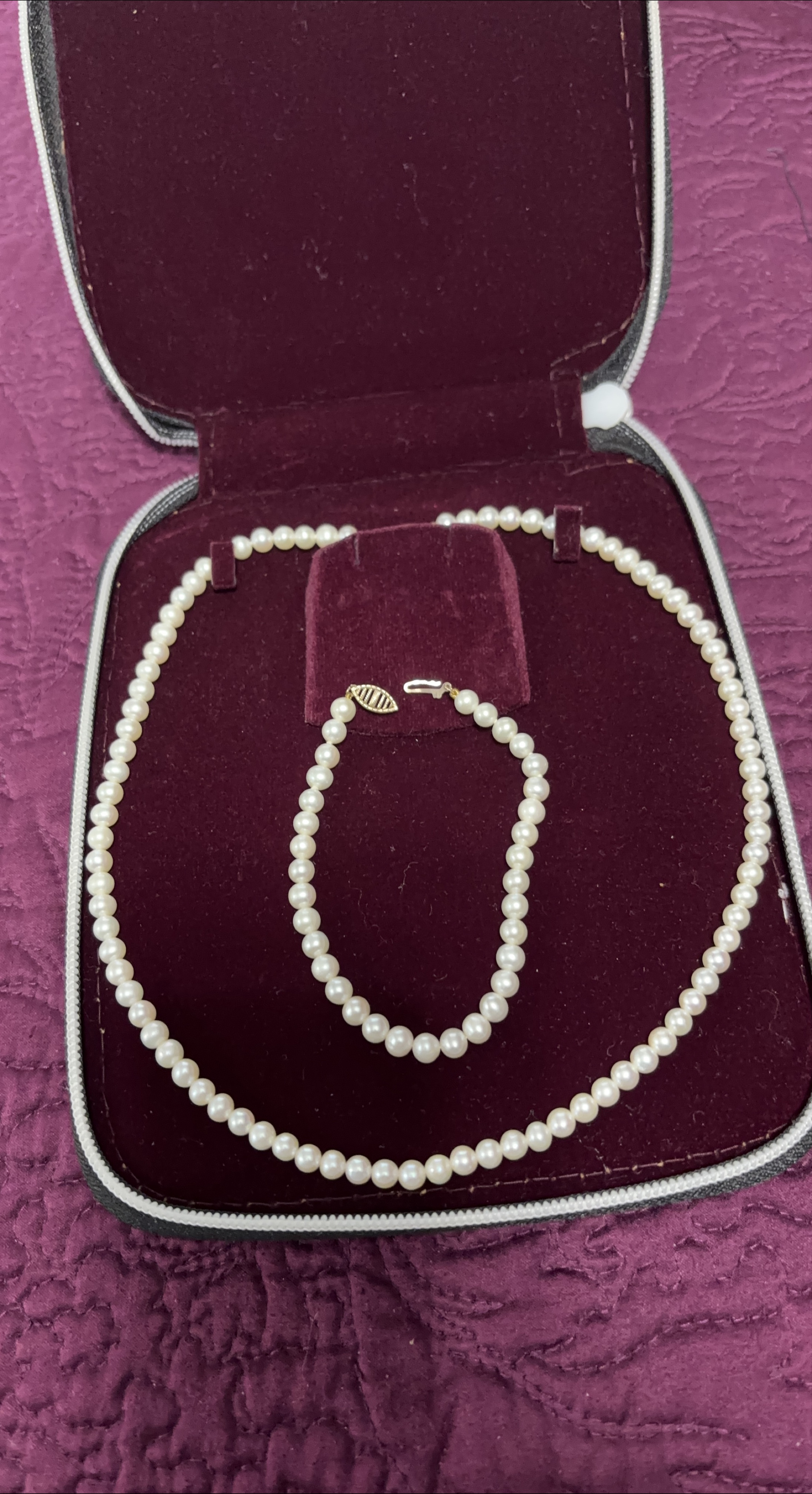 Pearl Necklace and Bracelet Set thumbnail