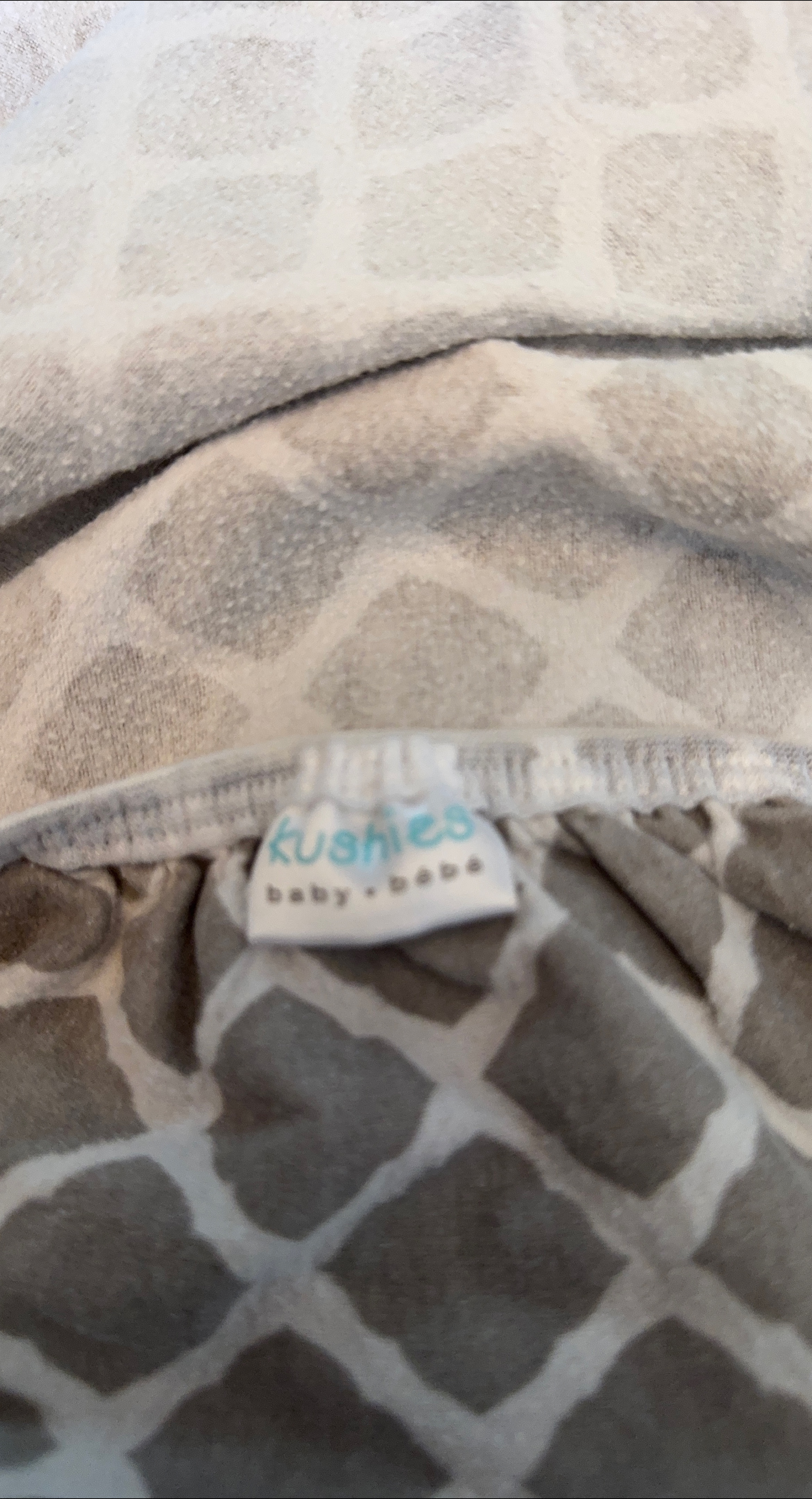 Kushies Baby Bebe Crib Sheet - Grey Giraffe Print
