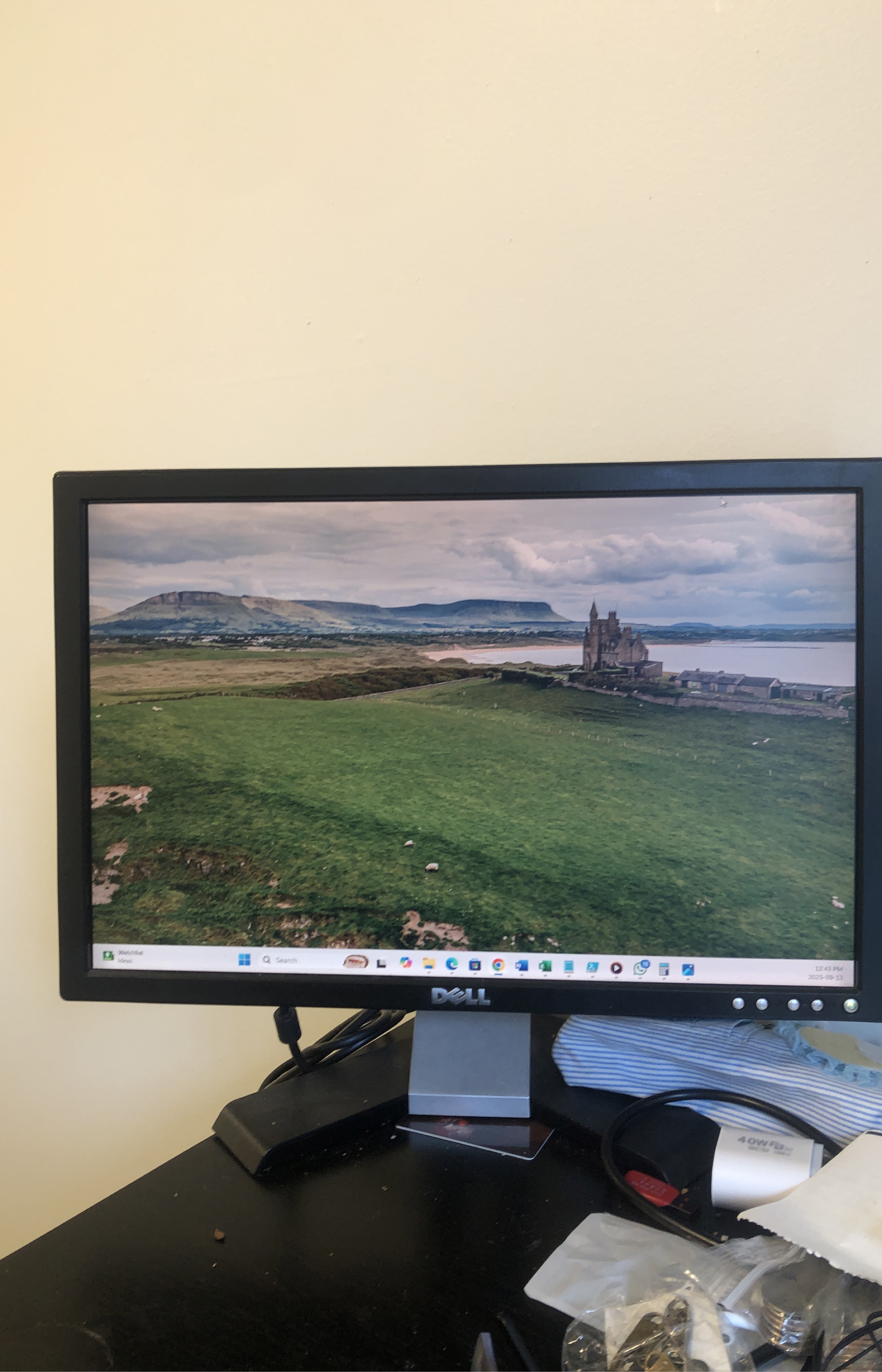 🥕 Dell Monitor with HDMI to VGA Adapter with 3.5mm Audio Port thumbnail