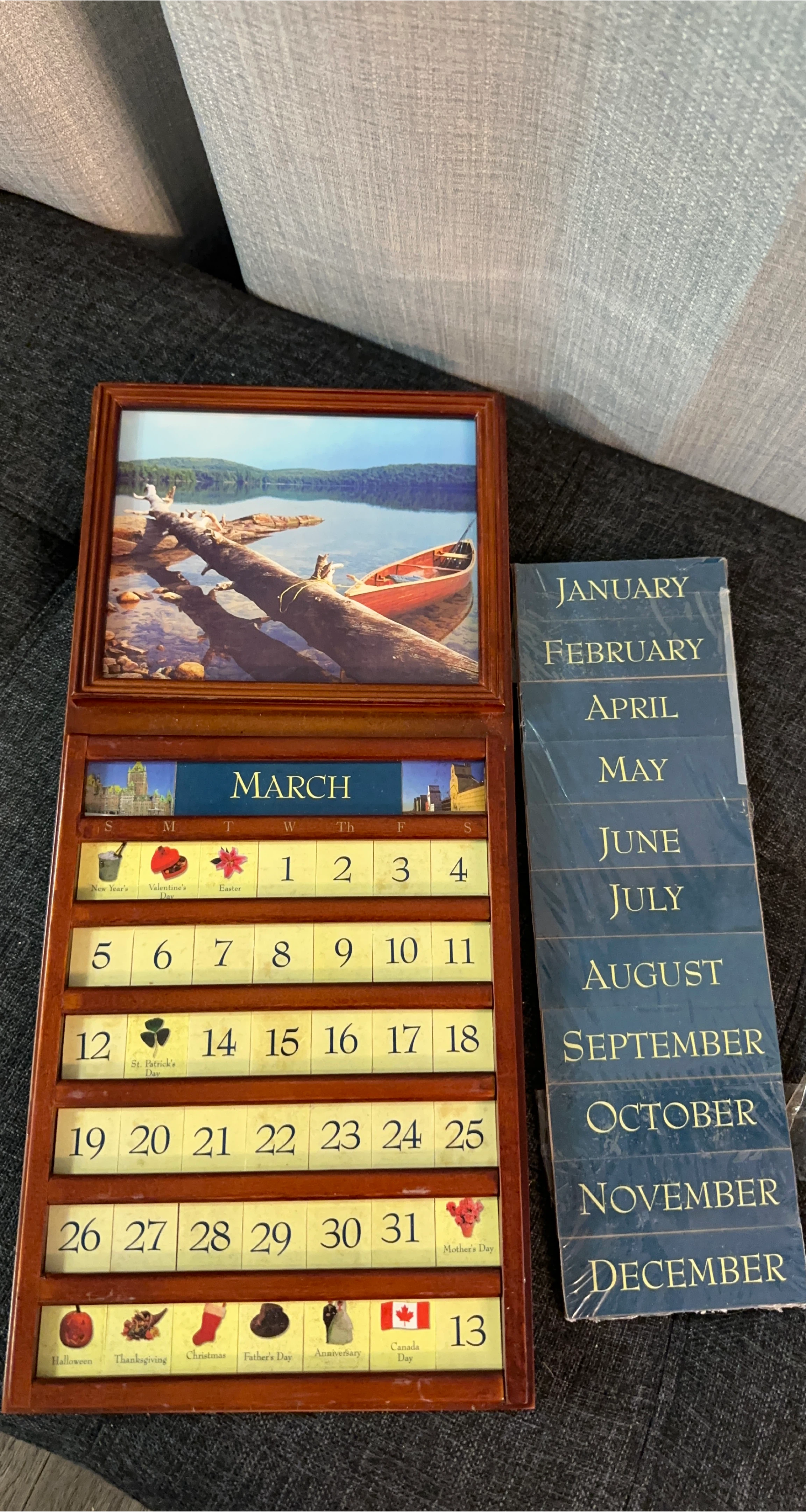 Perpetual Wooden Calendar with Interchangeable Cards thumbnail