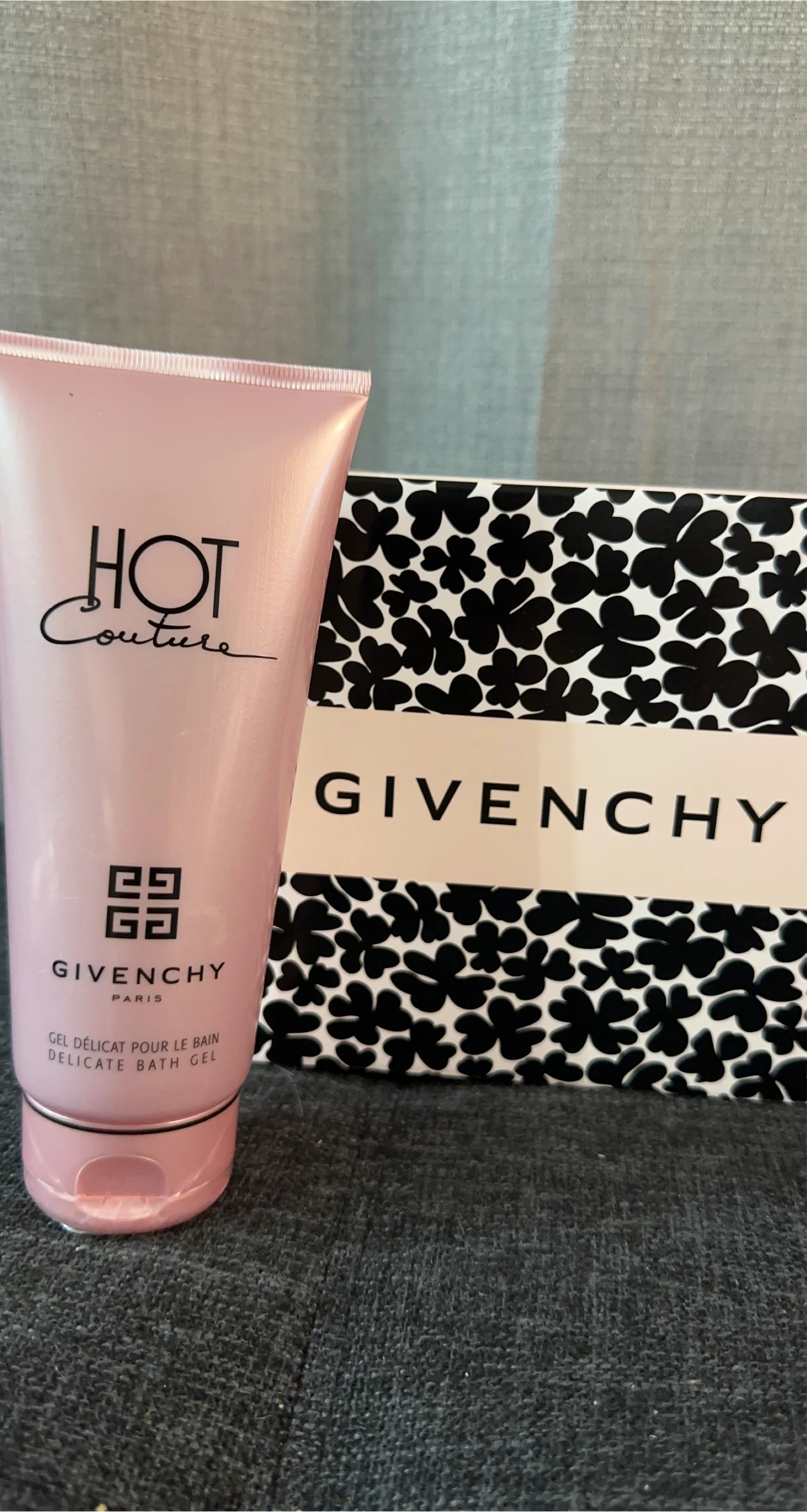 Givenchy Hot Couture Delicate Bath Gel 200ml thumbnail