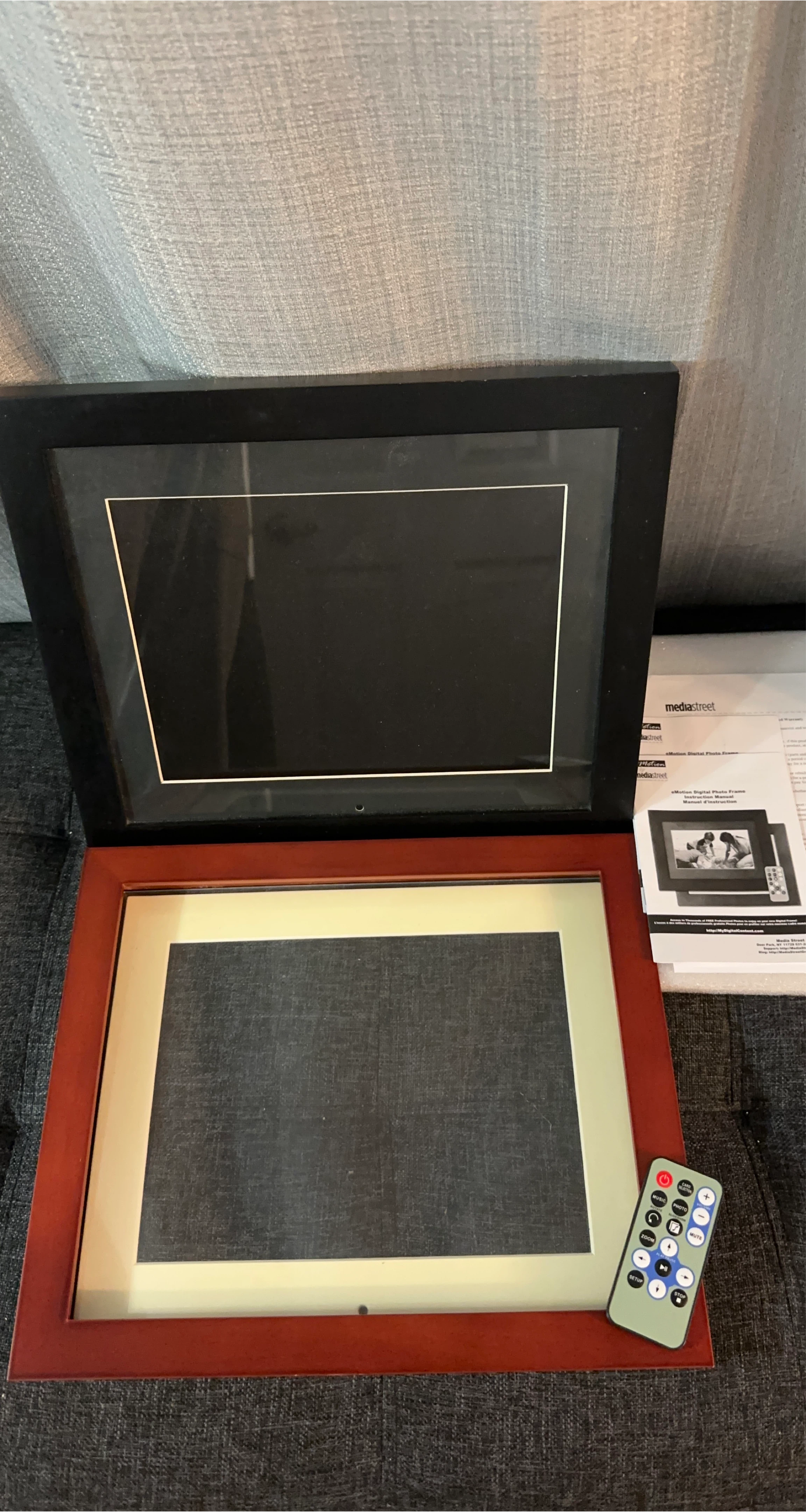MediaStreet eMotion Digital Photo Frame with Remote