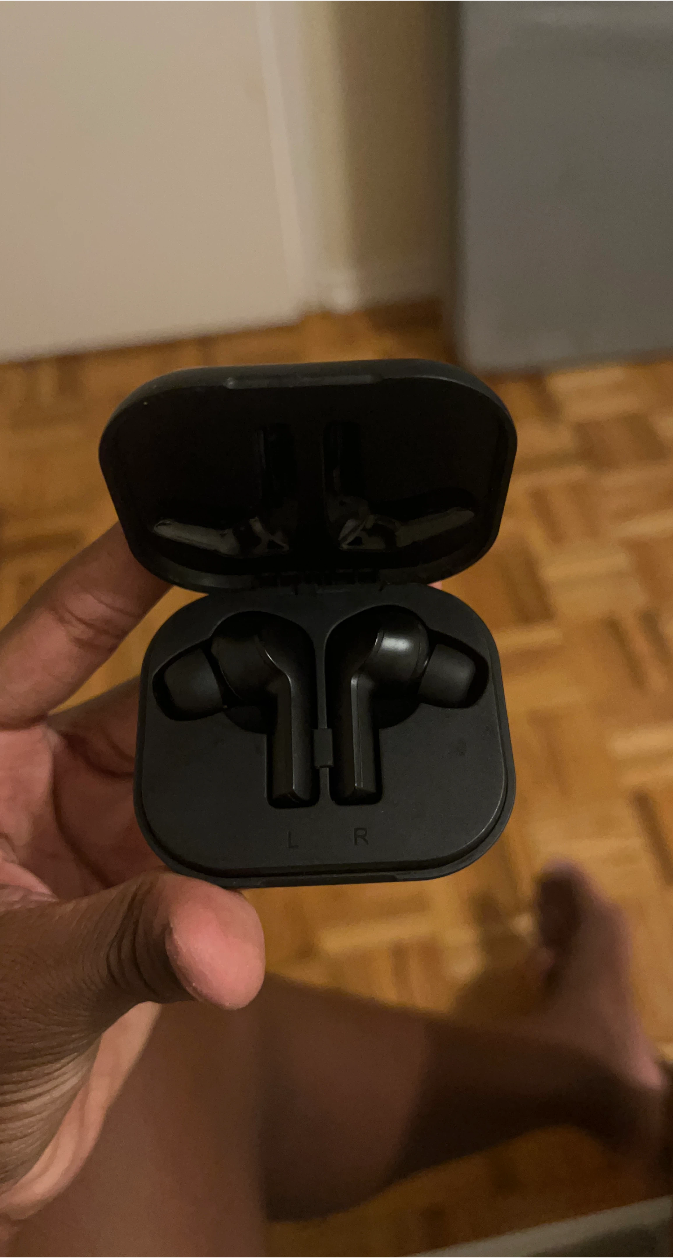 Black Wireless Earbuds
