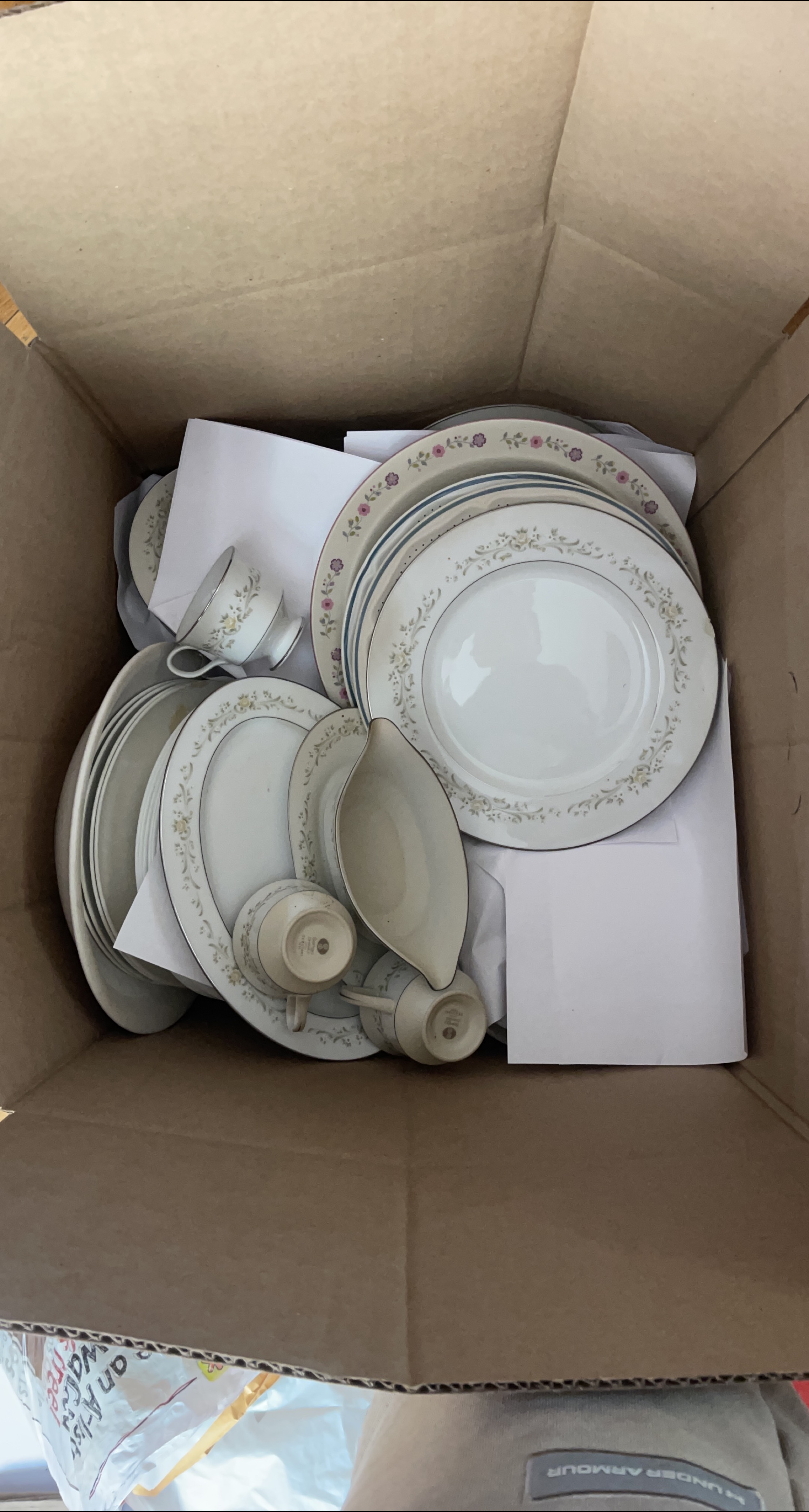 Vintage Floral Dinnerware Set thumbnail