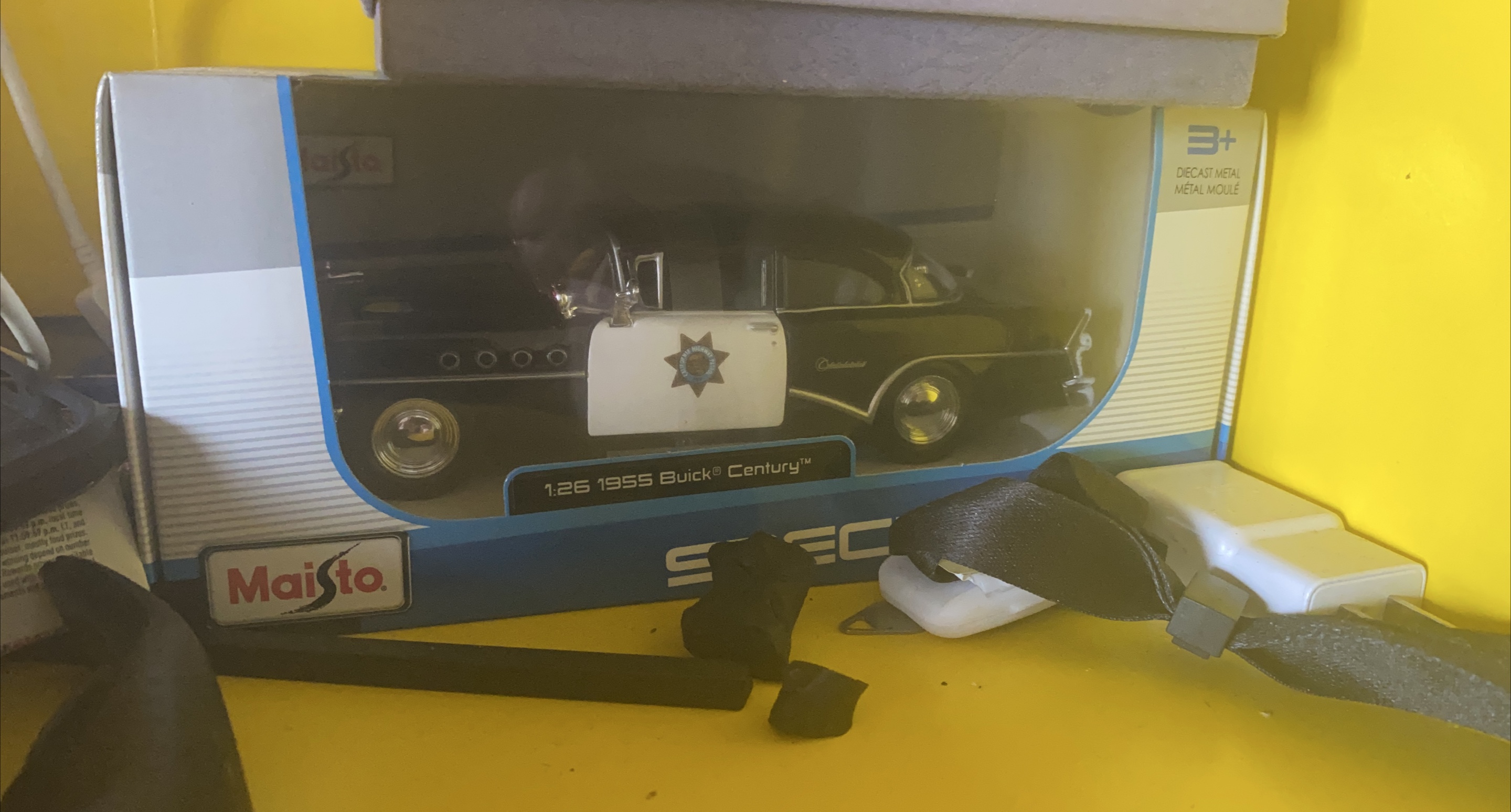 Maisto 1:26 1955 Buick Century Diecast Model image indicator(1)