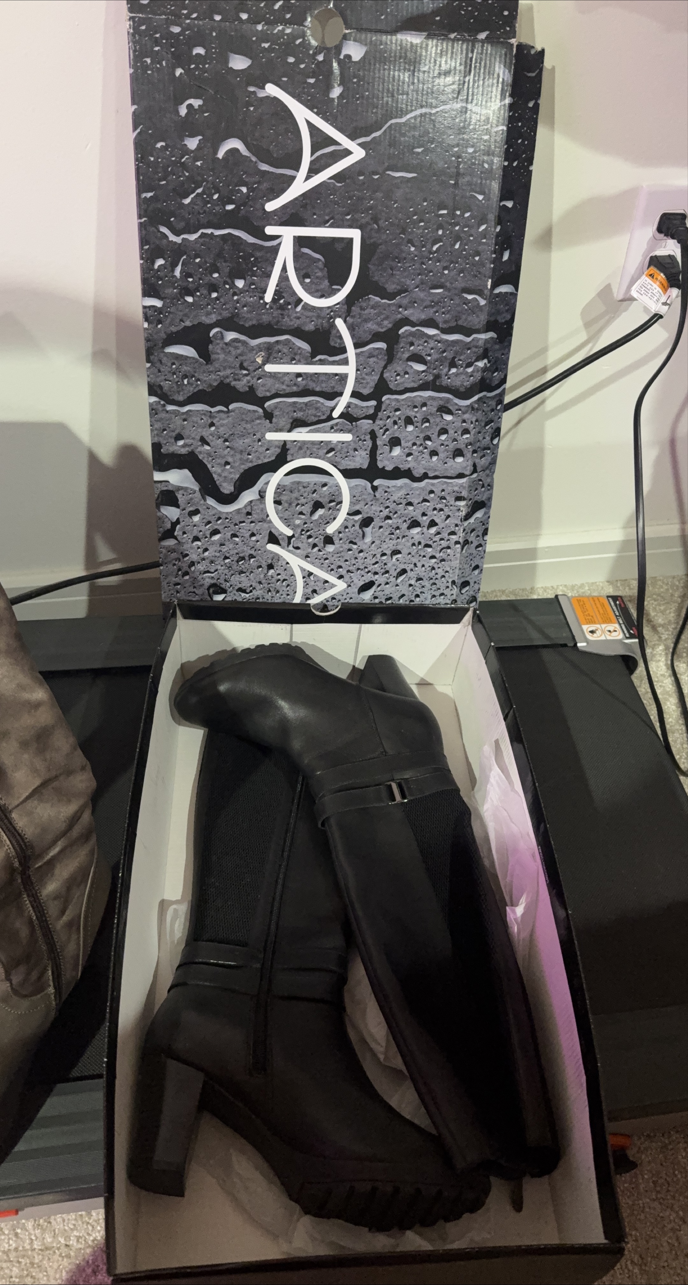 Artica Waterproof Black Boots - Size 8.5