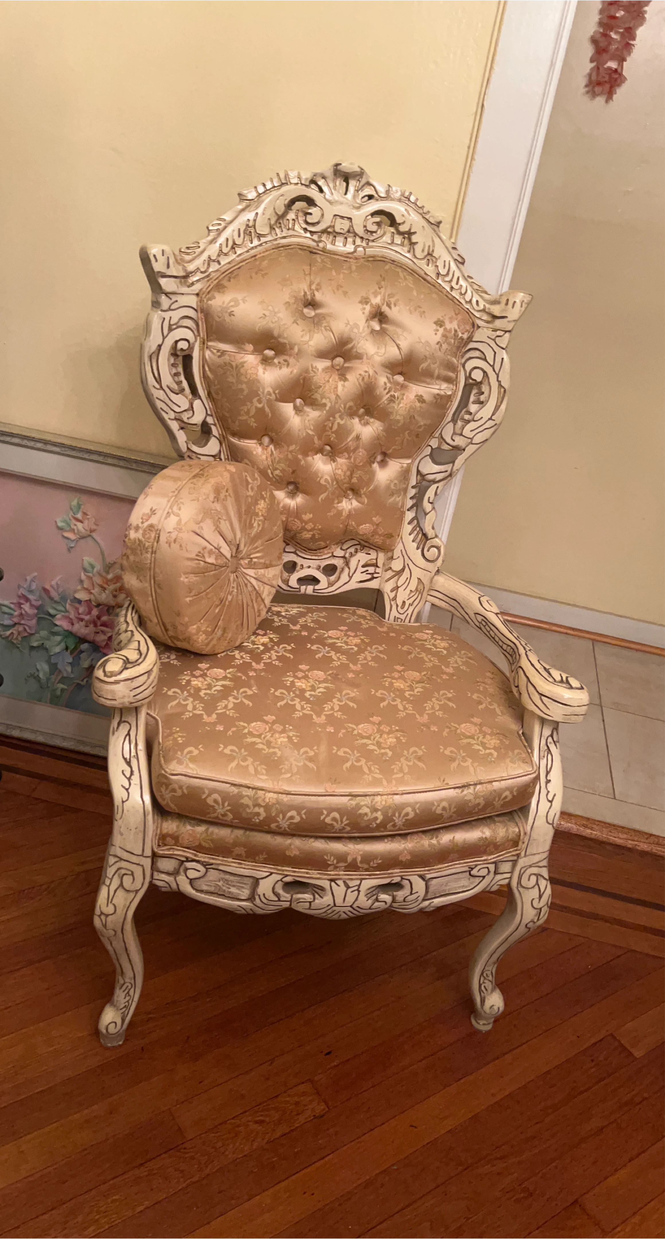 Vintage Style Armchair with Round Pillow thumbnail