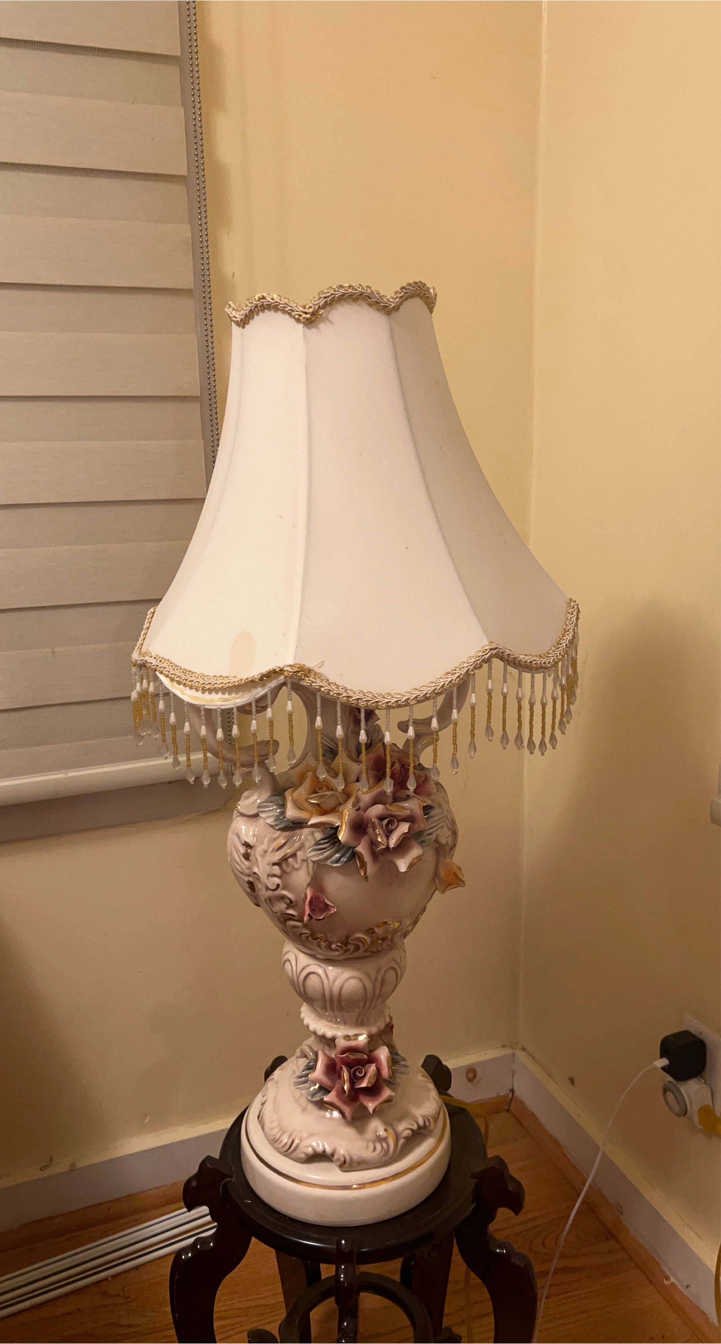Vintage Floral Table Lamp thumbnail