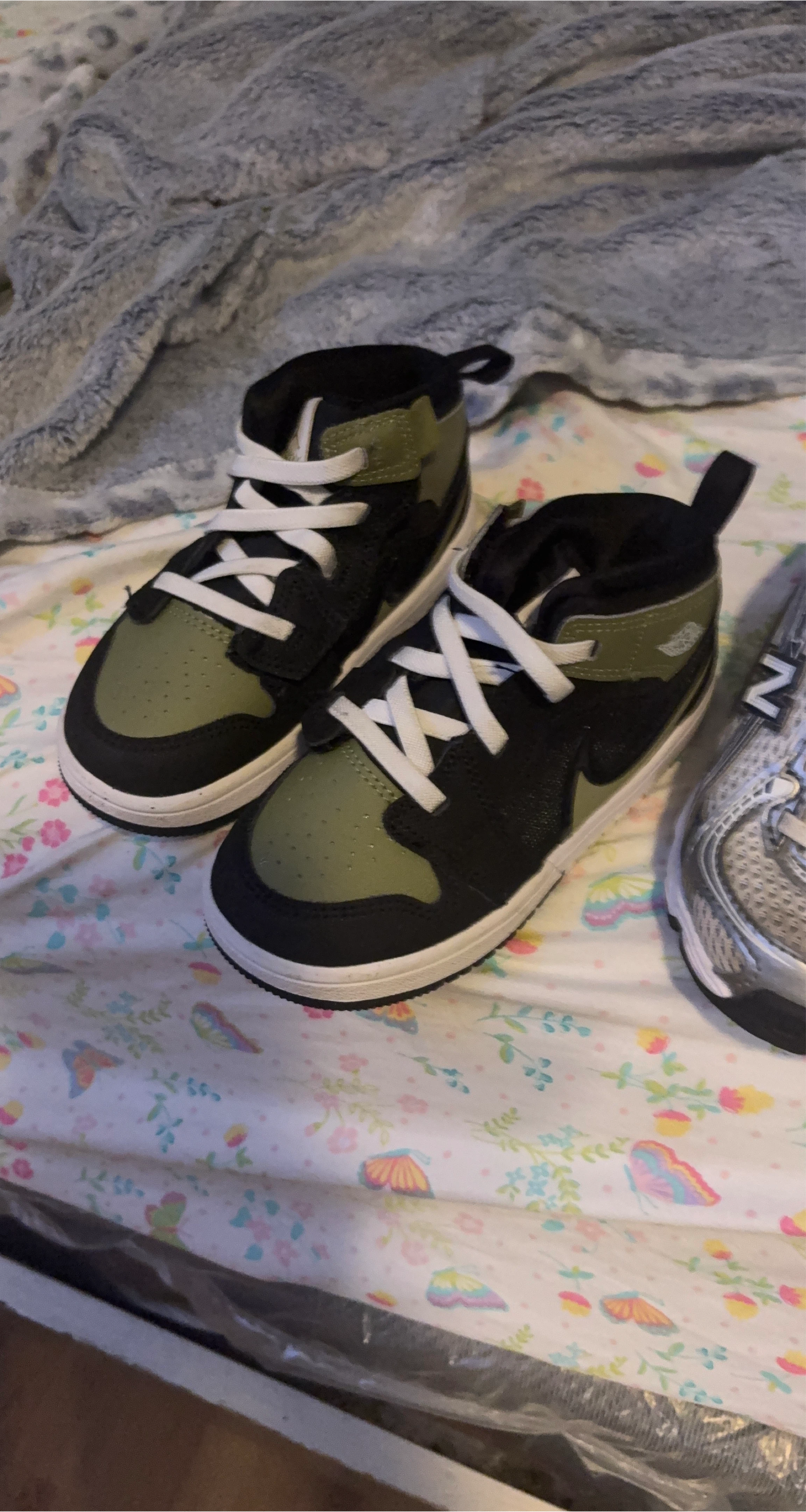 Jordan 1 Mid Toddler Sneakers - Olive/Black thumbnail