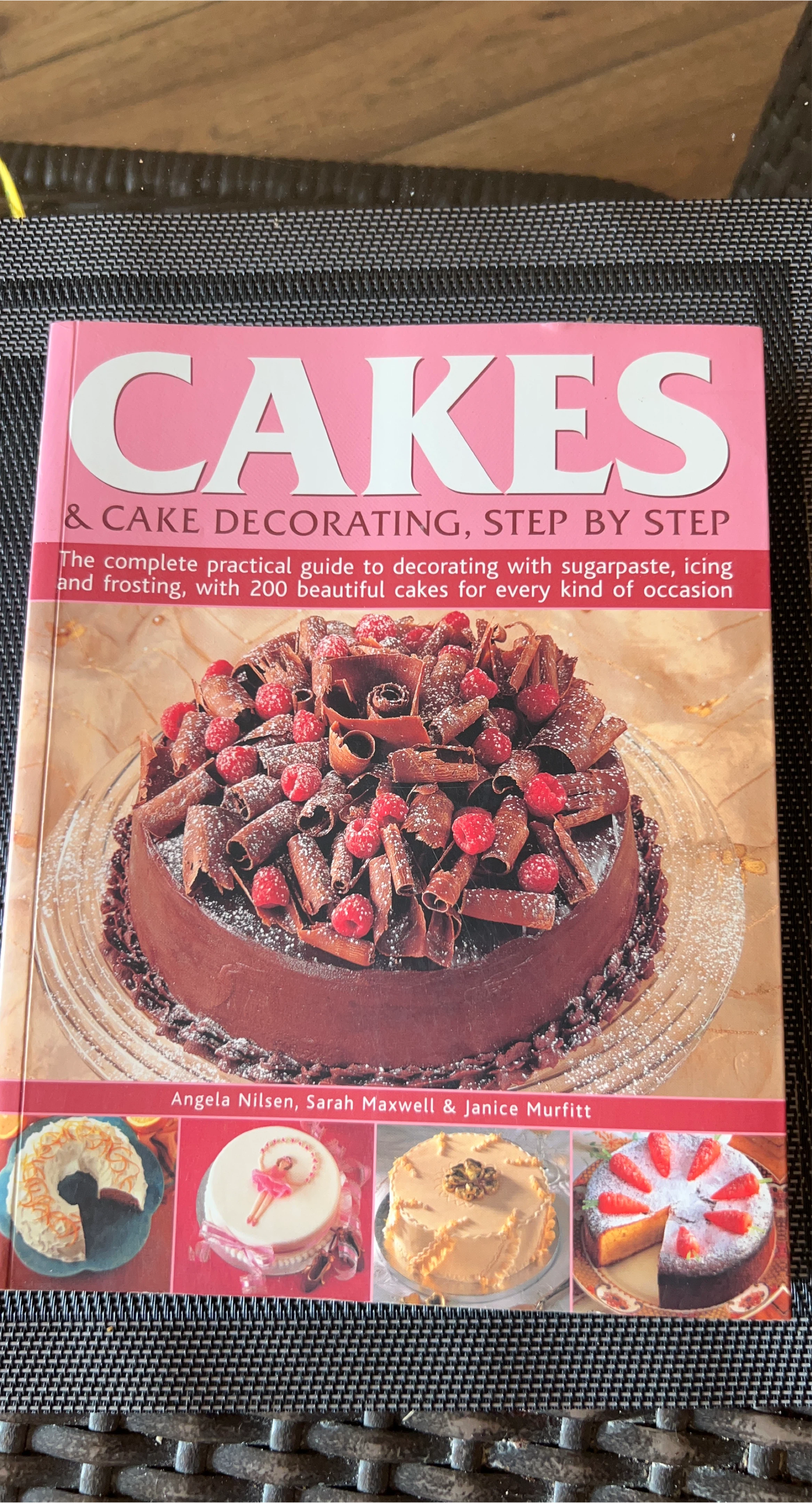 Cakes & Cake Decorating Step by Step Book thumbnail
