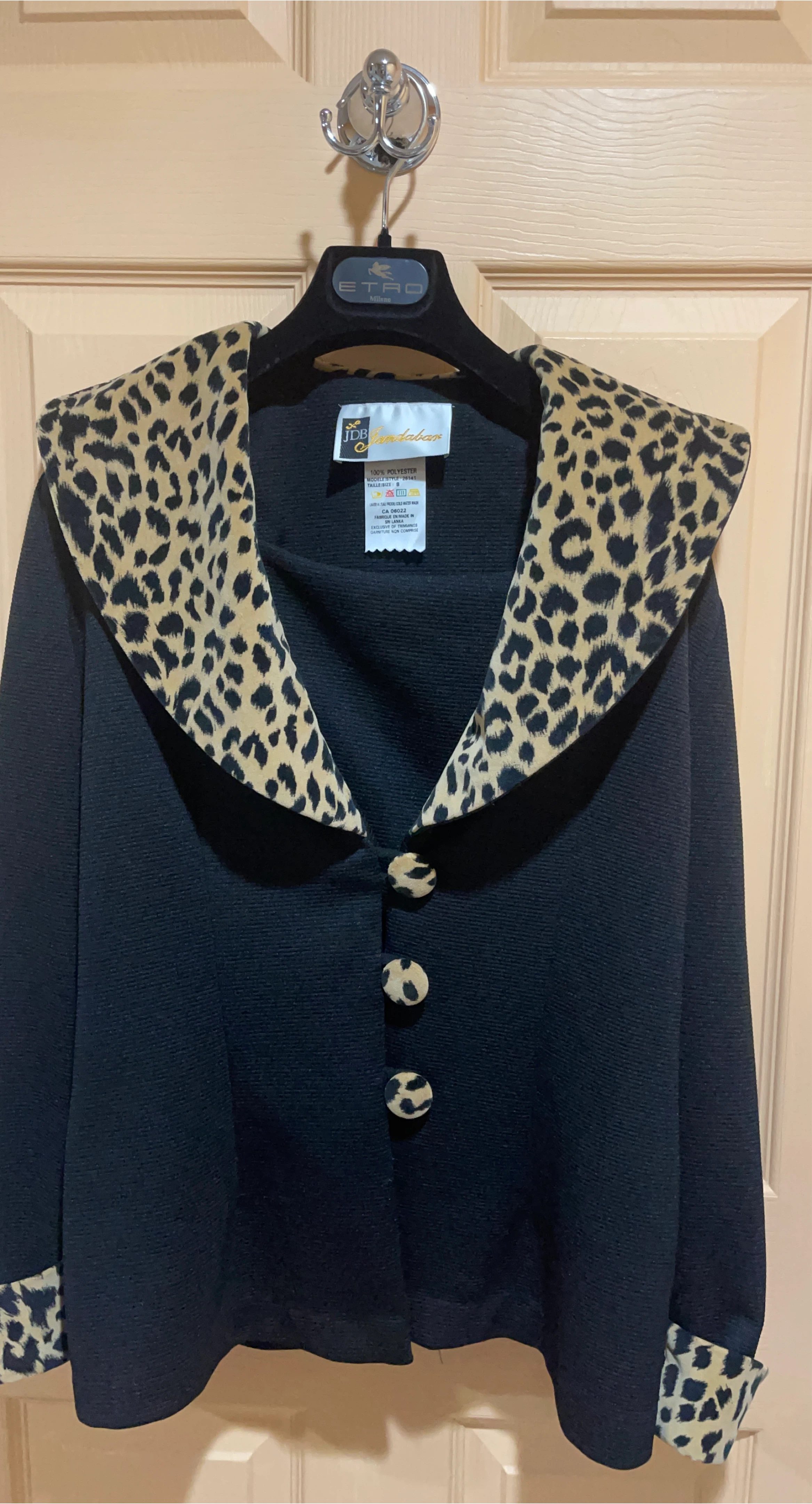 JDB lamdabar Black Jacket, Leopard Trim image indicator(3)