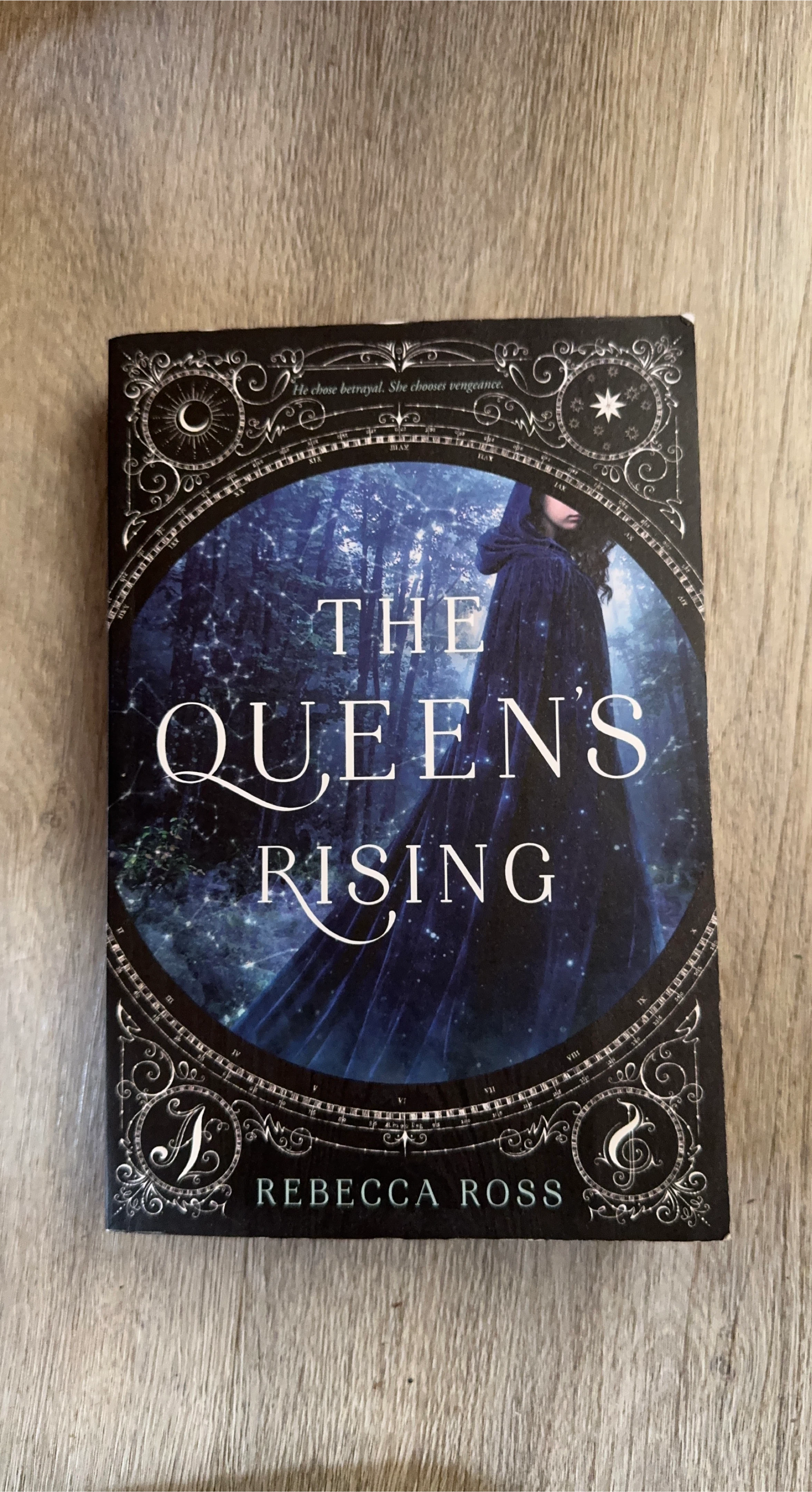 The Queen's Rising by Rebecca Ross thumbnail