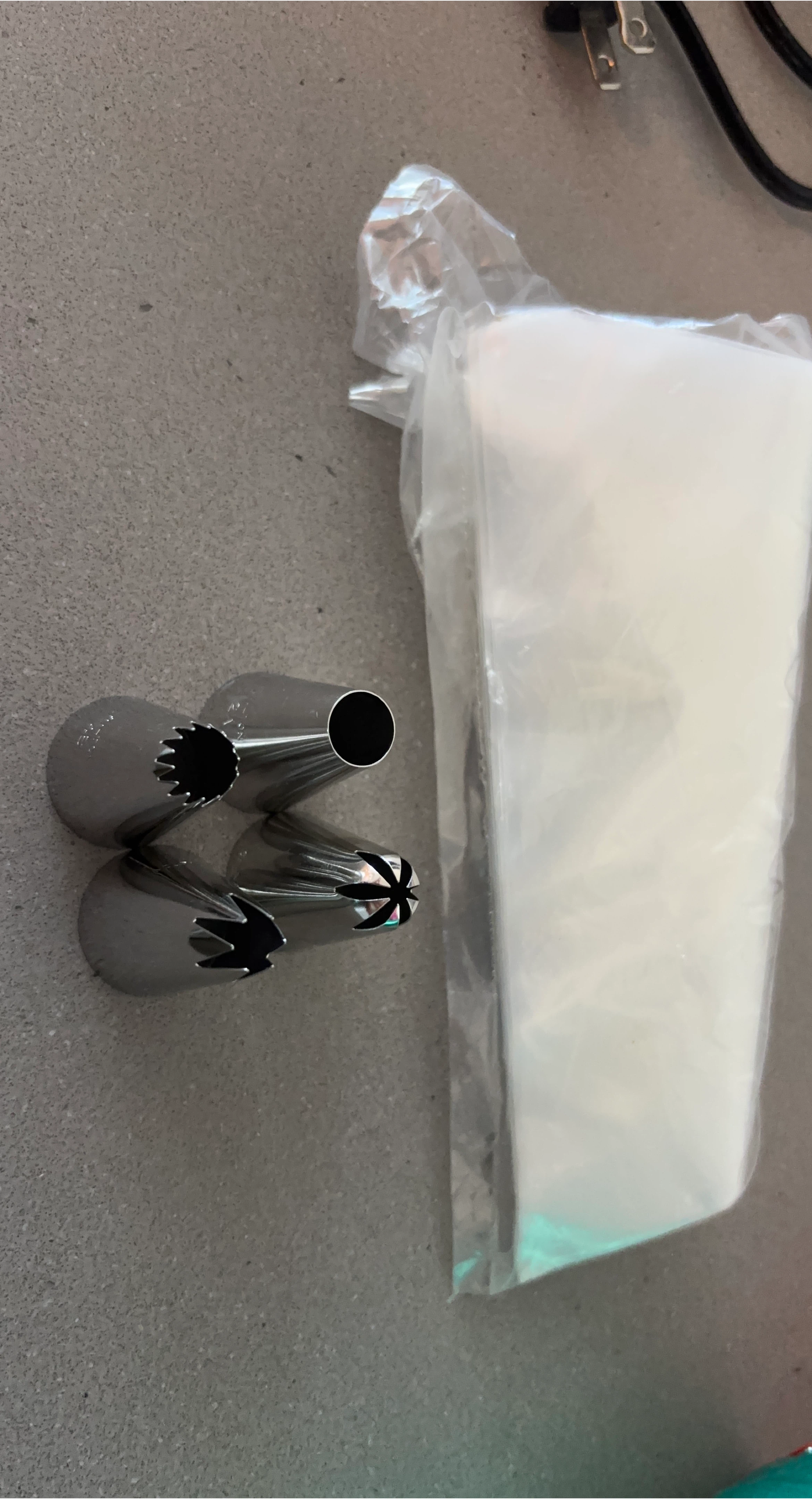 Cake Decorating Piping Tips & Bags thumbnail