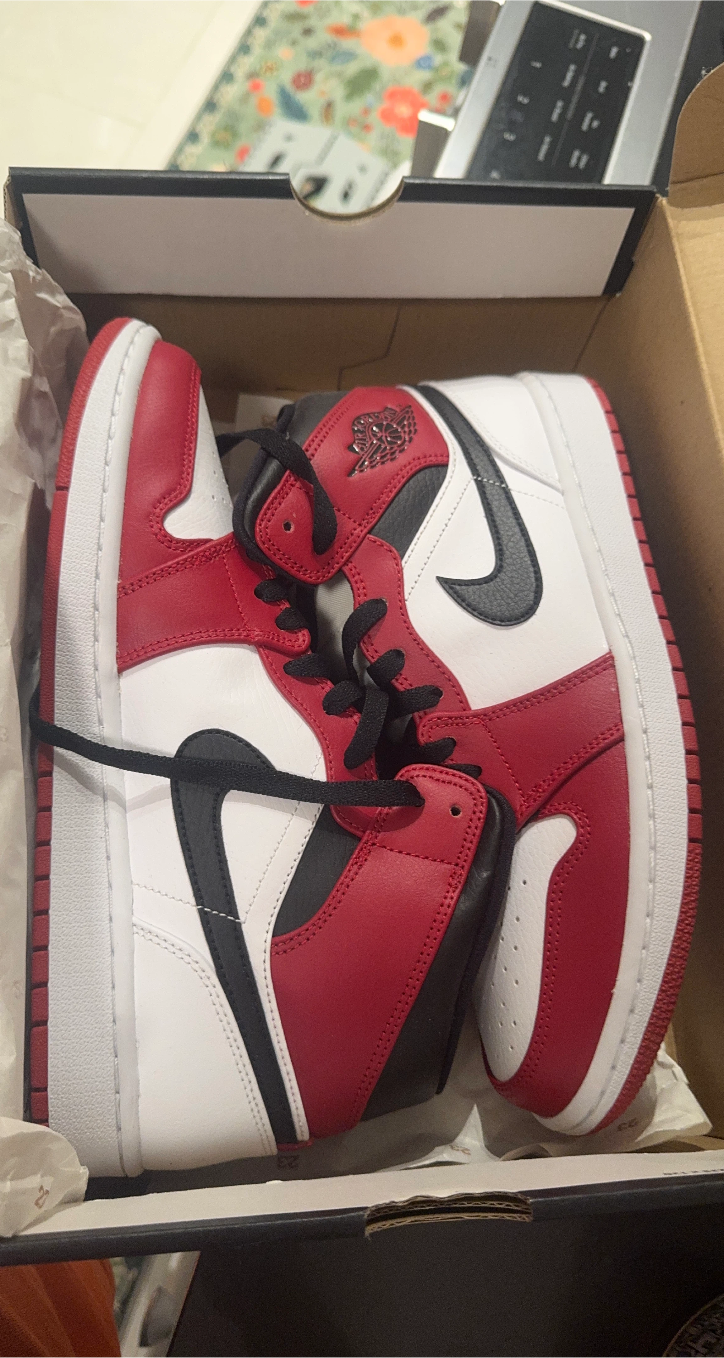 Nike Air Jordan 1 Mid Chicago