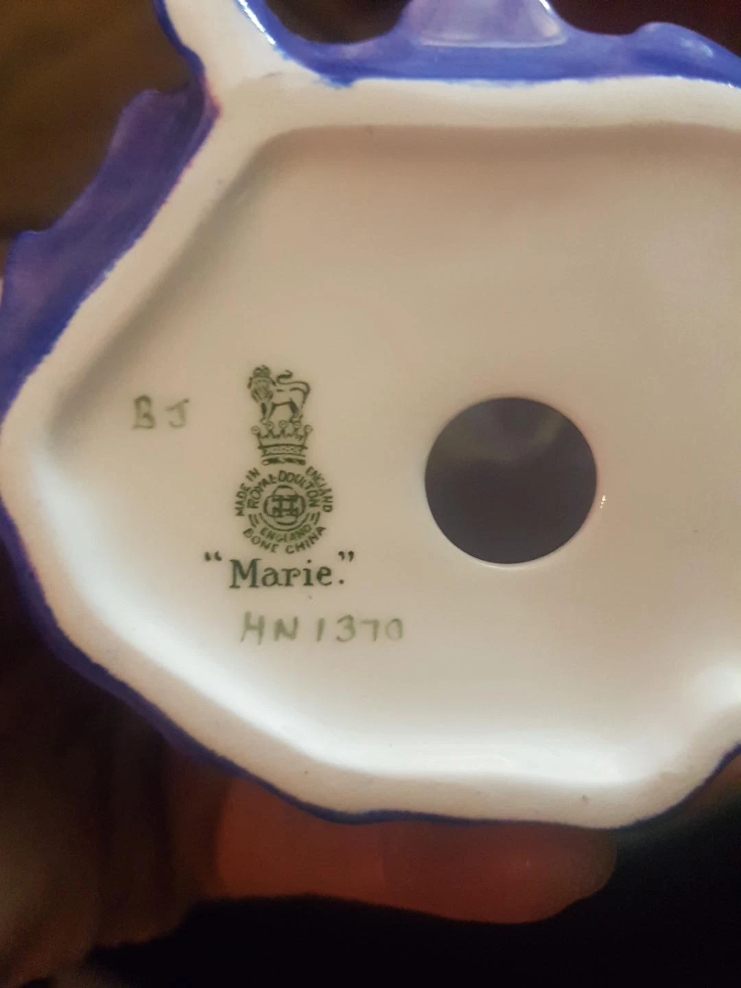 Royal Doulton Figurine - Marie HN1370 image indicator(1)
