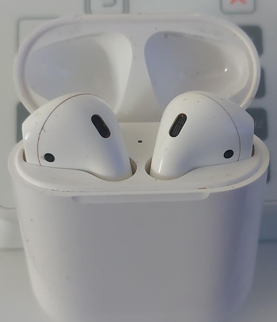 Apple AirPods 2nd Gen thumbnail