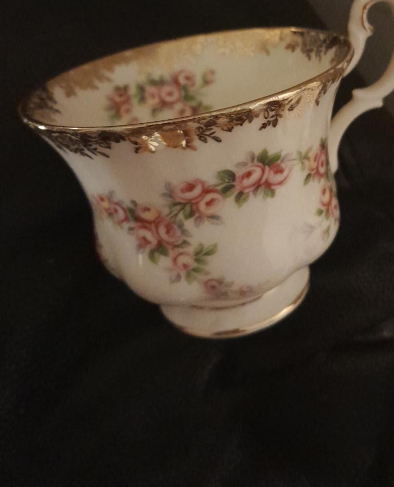 Royal Albert Teacup - Vintage Rose Design thumbnail