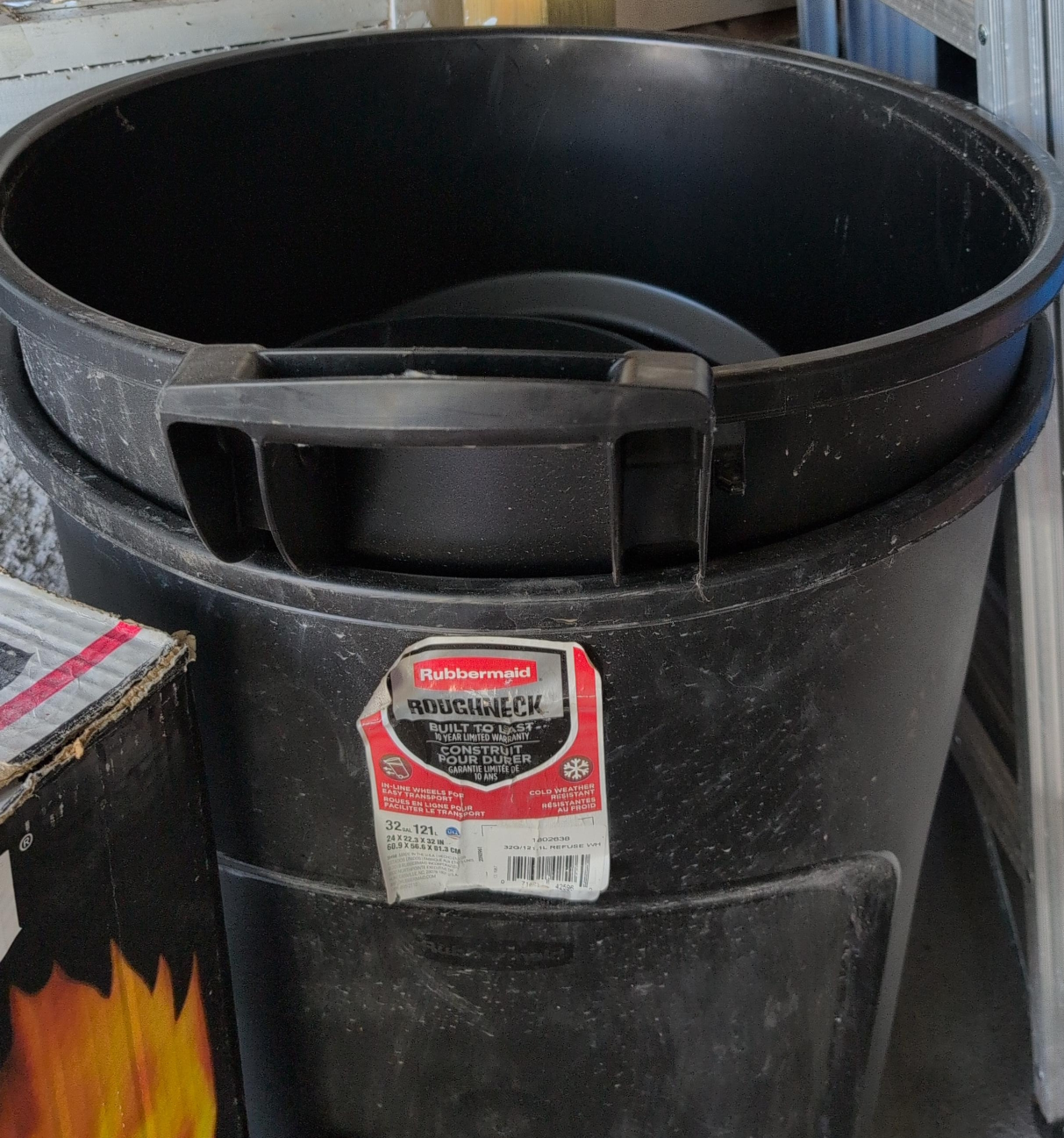 Rubbermaid Roughneck 32-Gallon Trash Can thumbnail