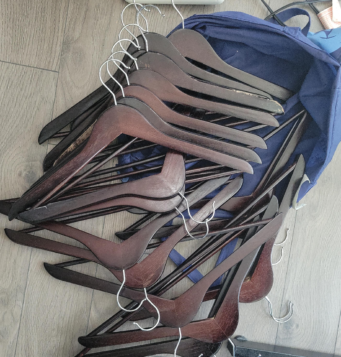 Wooden Clothes Hangers image indicator(1)