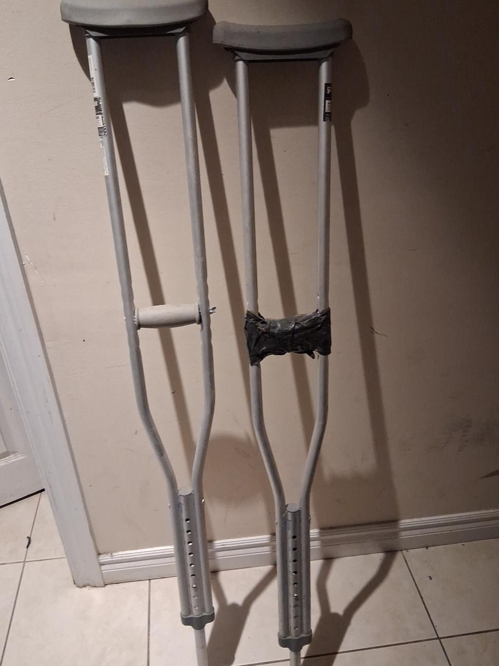 Adjustable Aluminum Crutches thumbnail