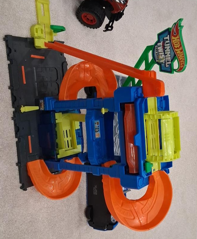 Hot Wheels Tunnel Twist Car Wash Playset thumbnail