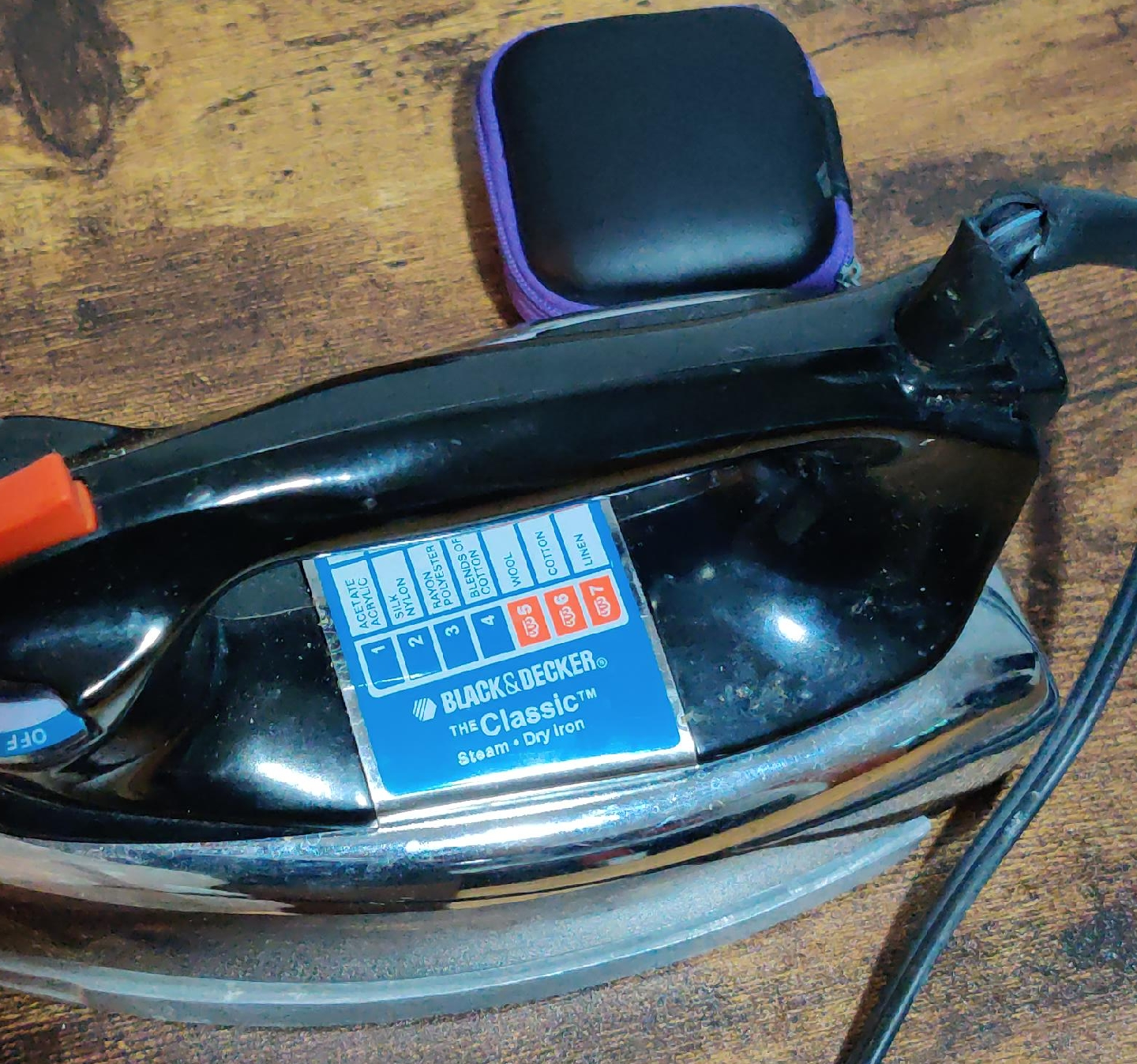 Black & Decker The Classic Steam/Dry Iron thumbnail