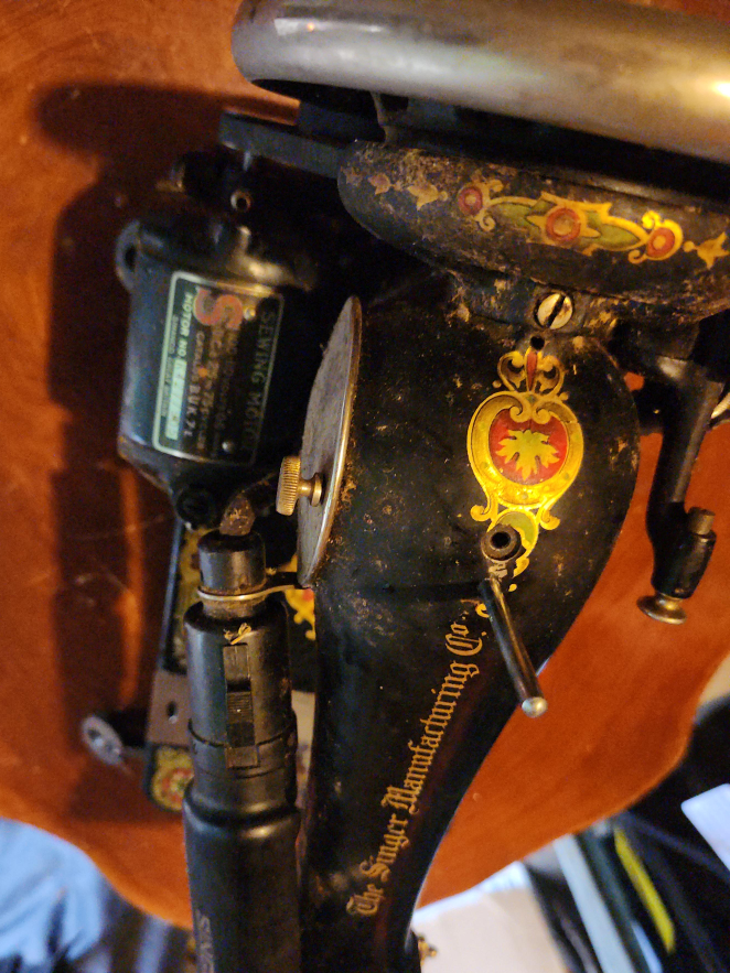 Vintage Singer Sewing Machine thumbnail