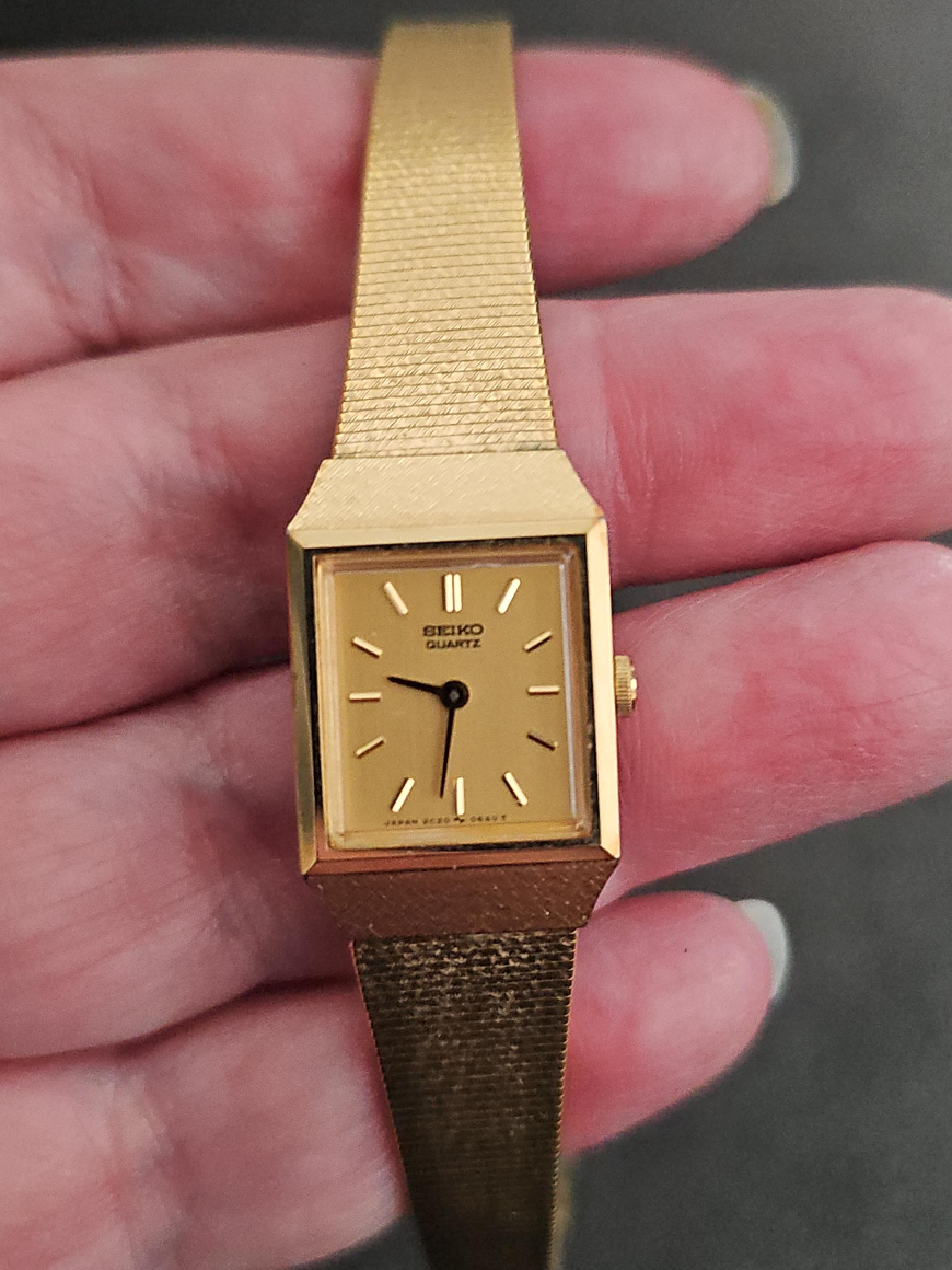 Vintage Seiko Quartz Gold Ladies Watch image indicator(1)