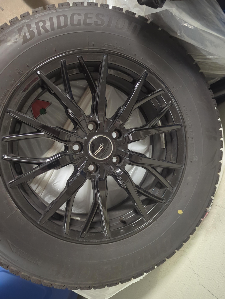 Bridgestone Blizzak WS90 225/65R17 Winter Tires on DRW Rims image indicator(1)