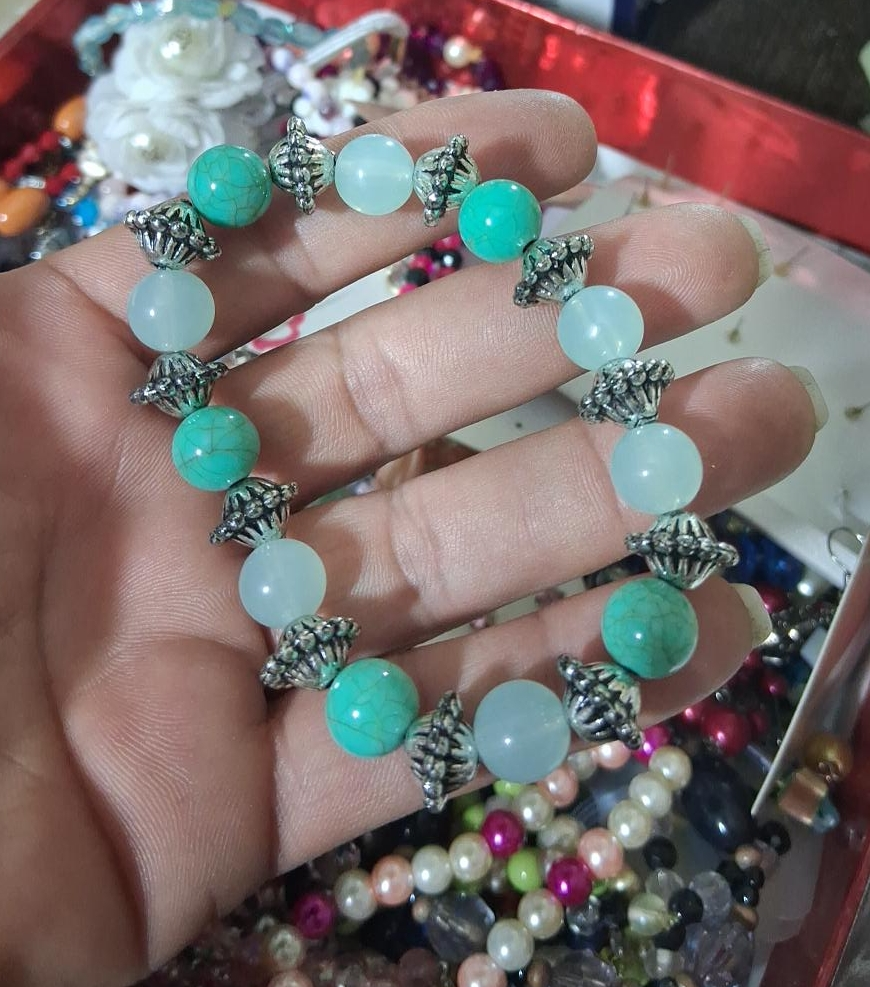 Turquoise & White Beaded Bracelet thumbnail