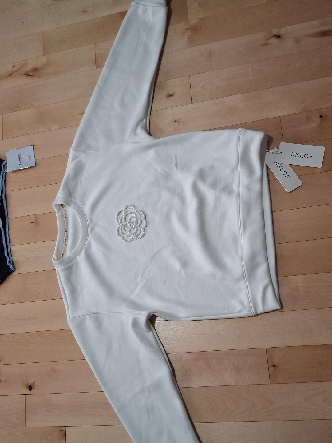 Jikecf White Sweatshirt thumbnail