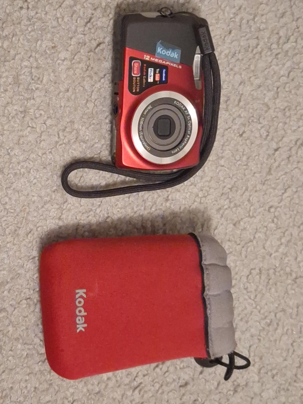 Kodak AF 3s 12 Megapixel Digital Camera w/ Case thumbnail