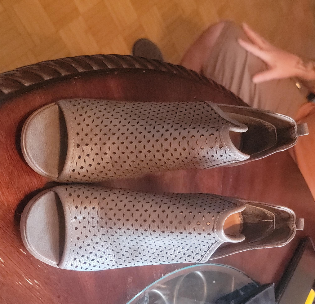 Women's Size 8 Peeptoe Heels thumbnail