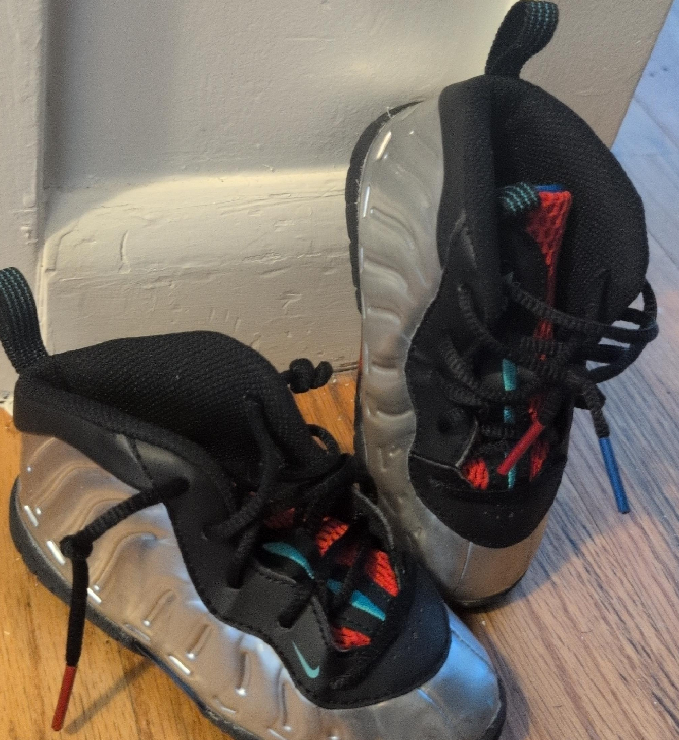 Nike Air Foamposite One Silver/Black Kids Size 7 thumbnail