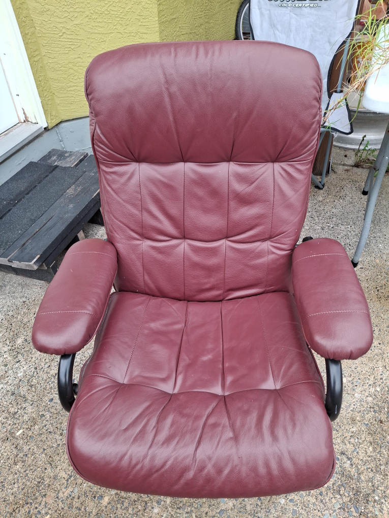 Burgundy Leather Executive Office Chair thumbnail
