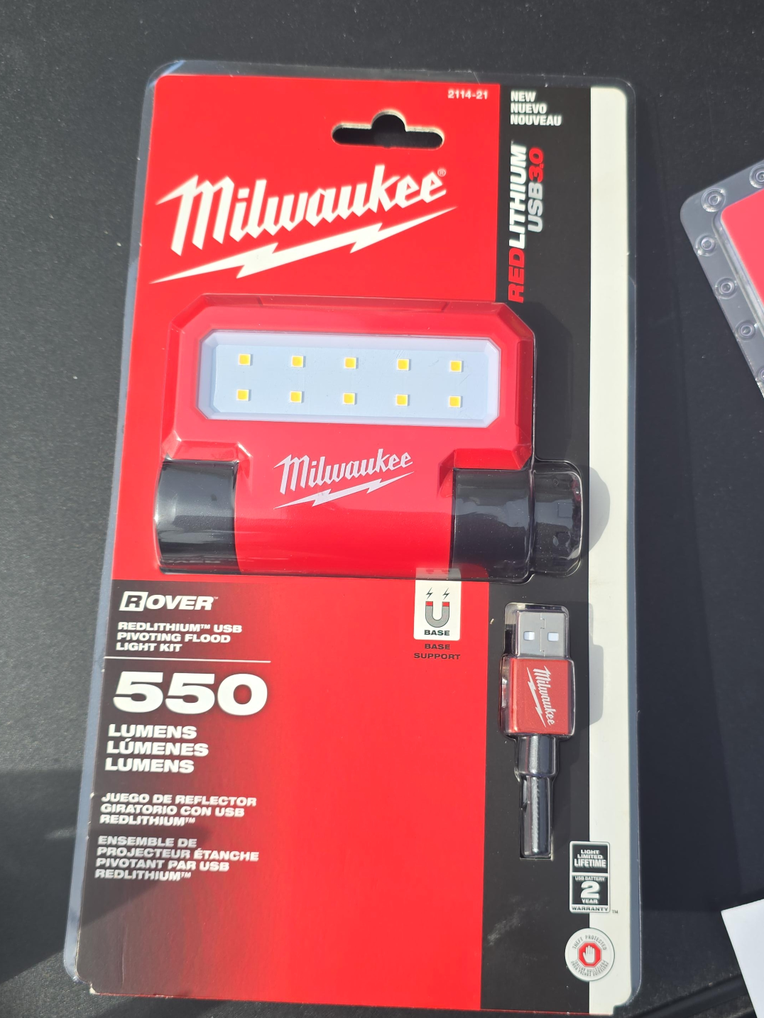 Milwaukee REDLITHIUM USB Pivoting Flood Light Kit - New thumbnail