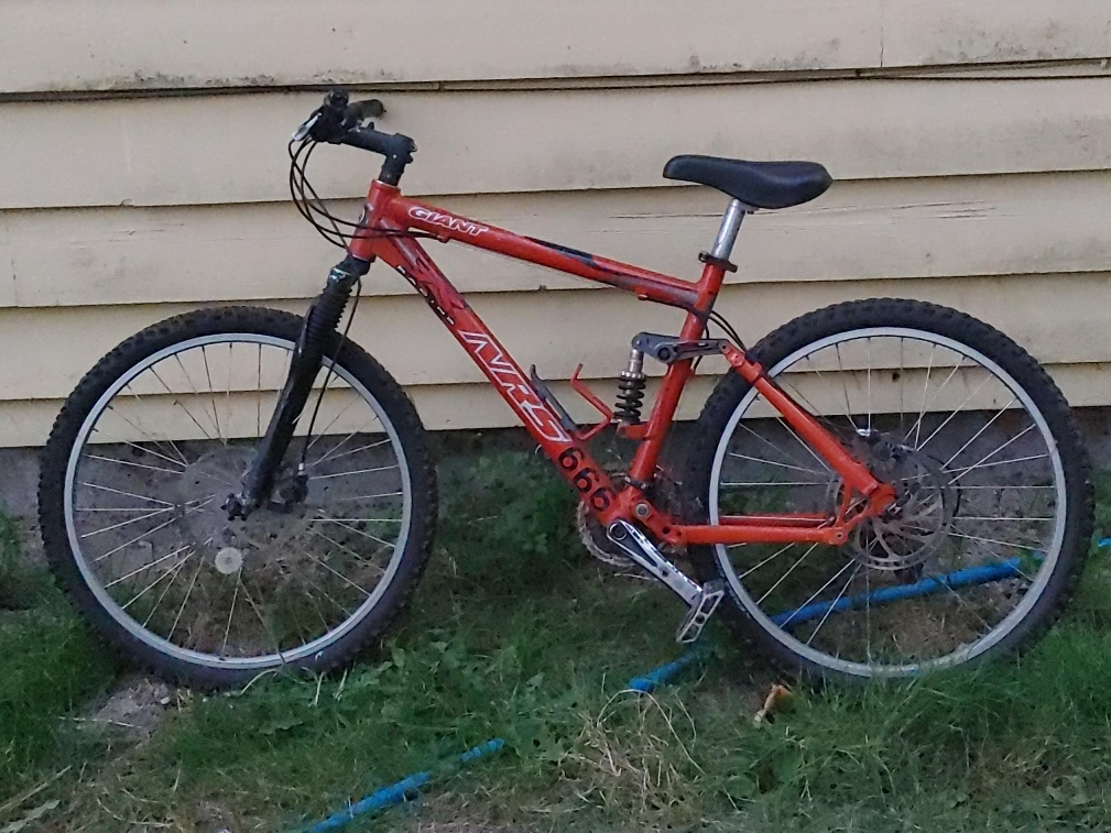 Giant NRS 666 Red Mountain Bike thumbnail