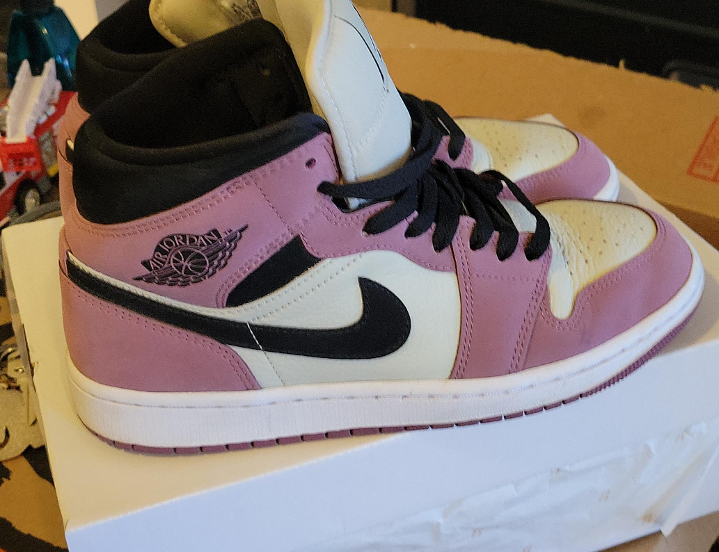 Air Jordan 1 Mid SE Light Mulberry Women's Size 8.5 thumbnail