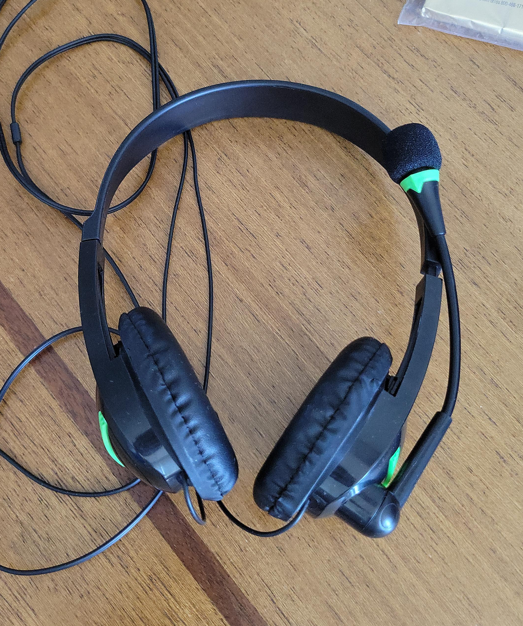 Black Gaming Headset with Microphone image indicator(1)