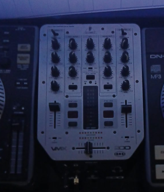 Behringer VMX200 Pro DJ Mixer thumbnail