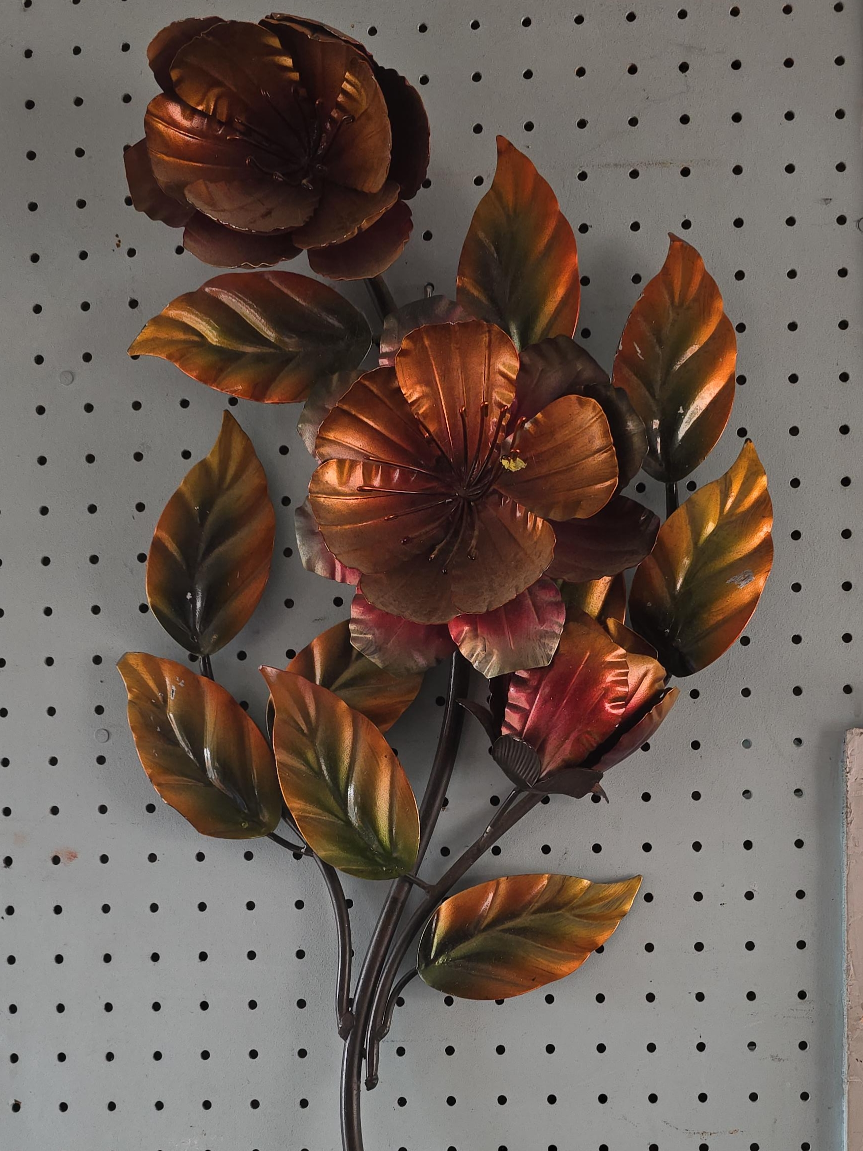Metal Flower Wall Decor thumbnail