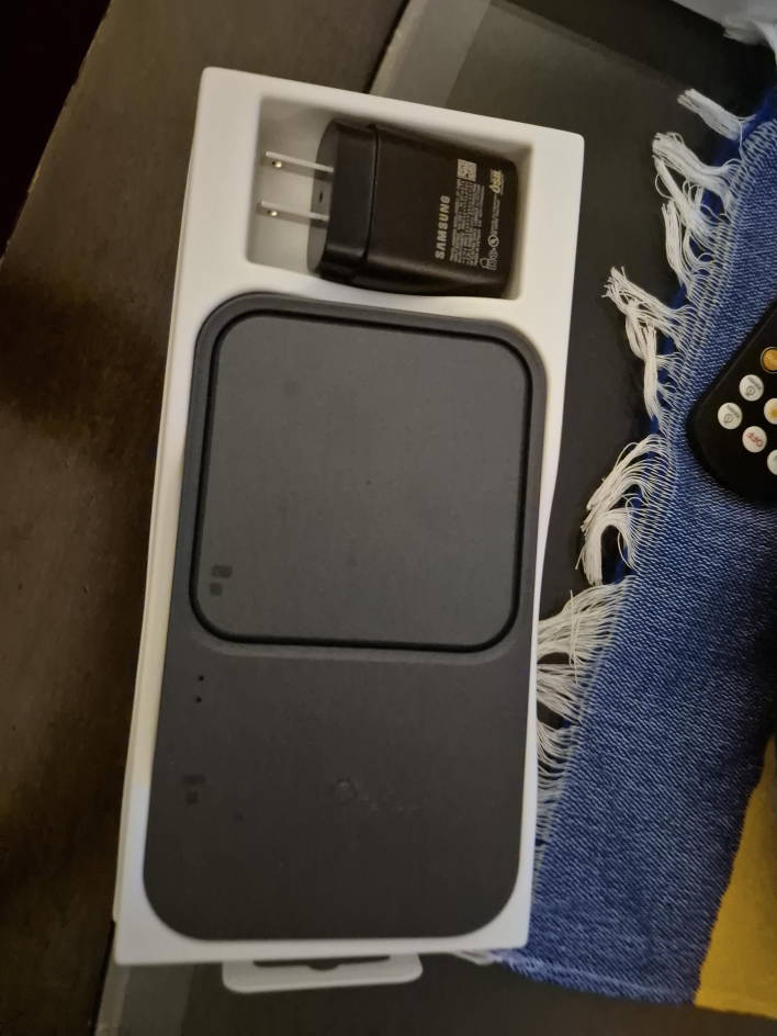 New Samsung Wireless Charger Pad with Adapter thumbnail