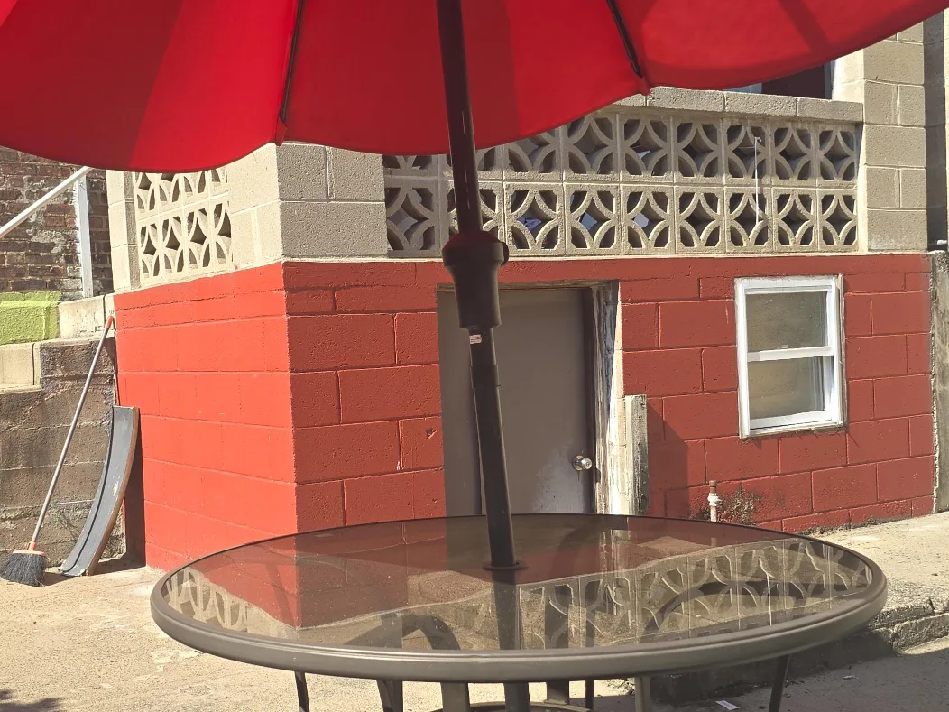 Mesa y sombrilla de patio y 4 cillas