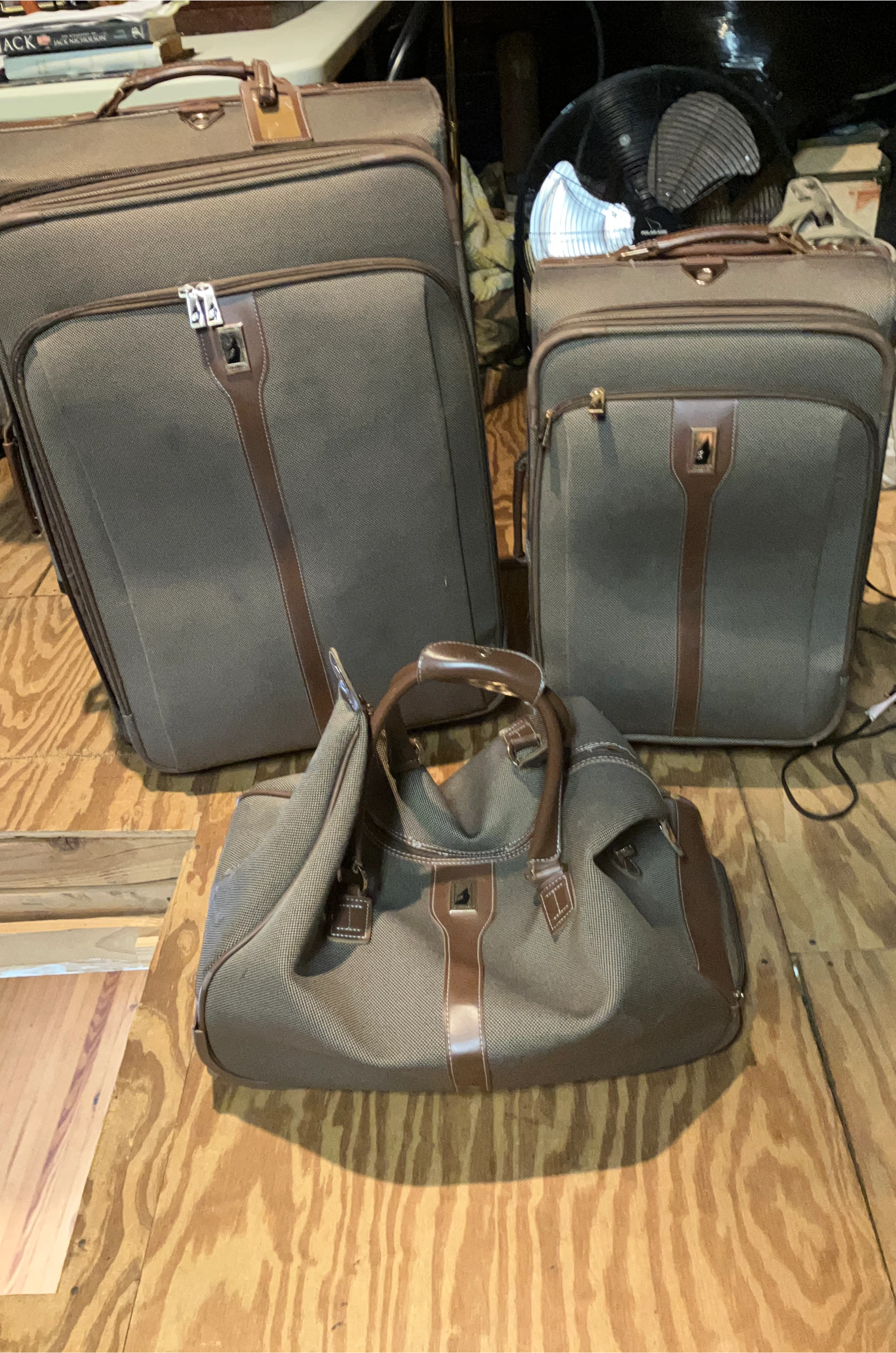 Tommy Hilfiger Luggage Set image indicator(1)