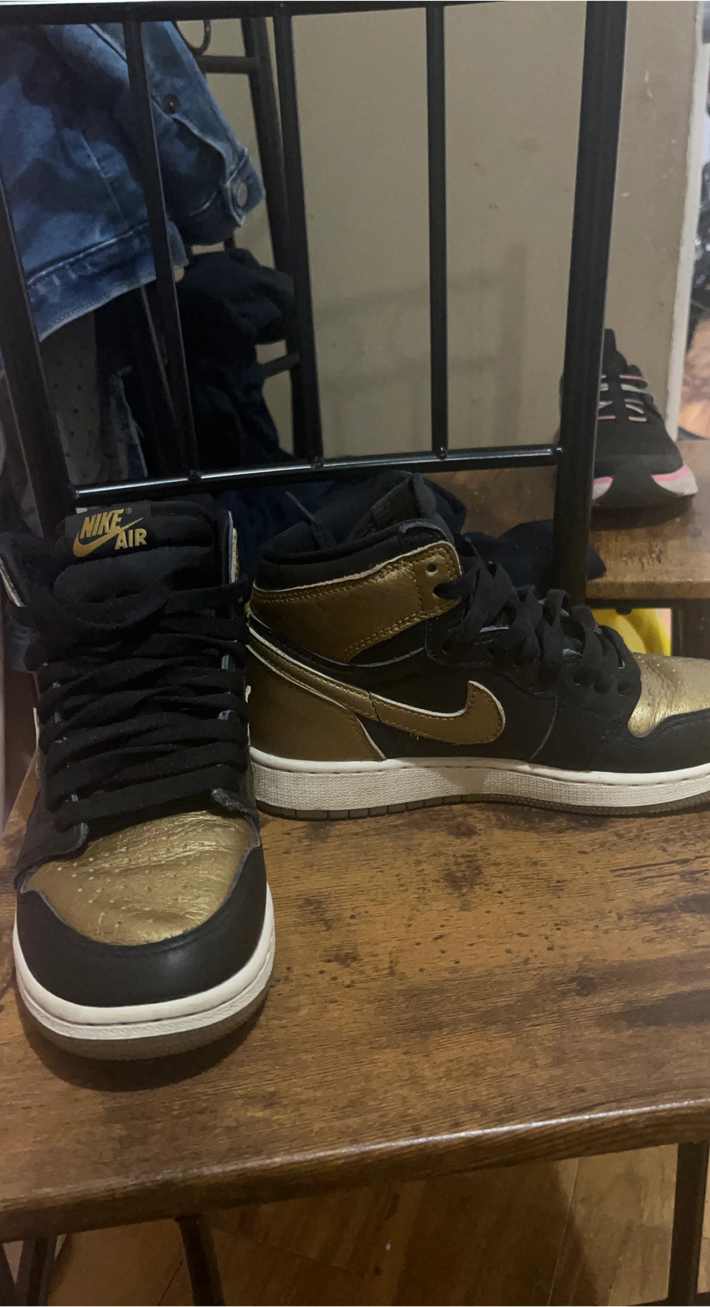 Nike Air Jordan 1 Retro High Black Metallic Gold thumbnail